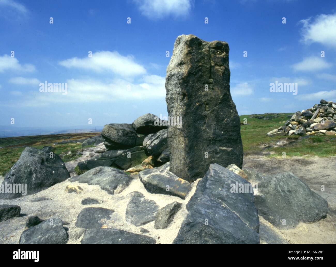Stones - Blackstone Hill pie piedra en la cima de la colina de Blackstone, sirviendo a cumbre de la ' ' carretera arriba Todmorden Romano . Foto de stock