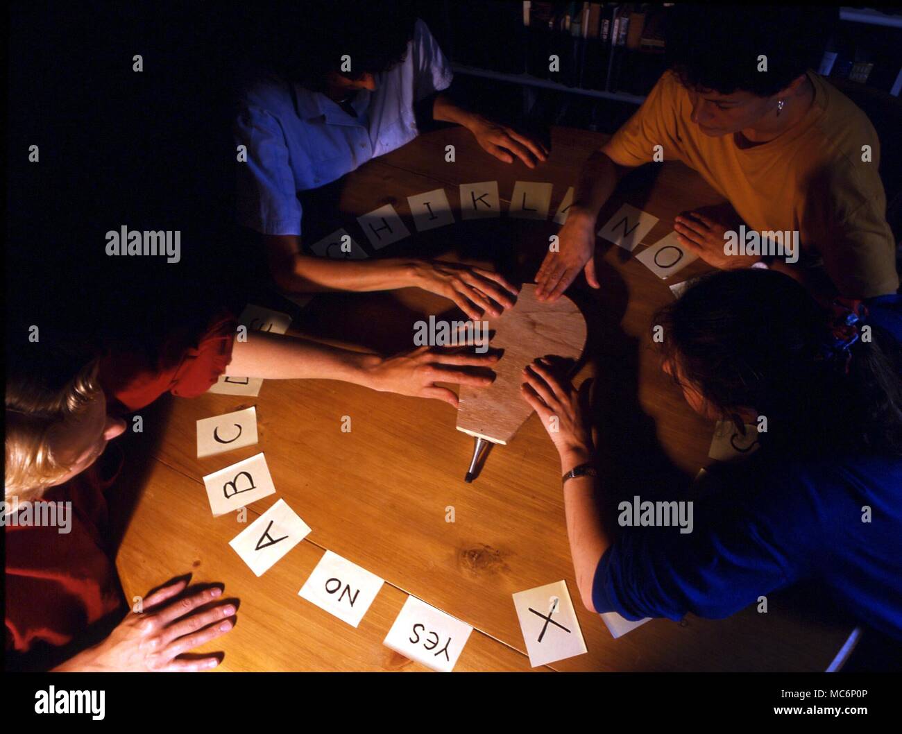 Tablero ouija fotografías e imágenes de alta resolución - Alamy