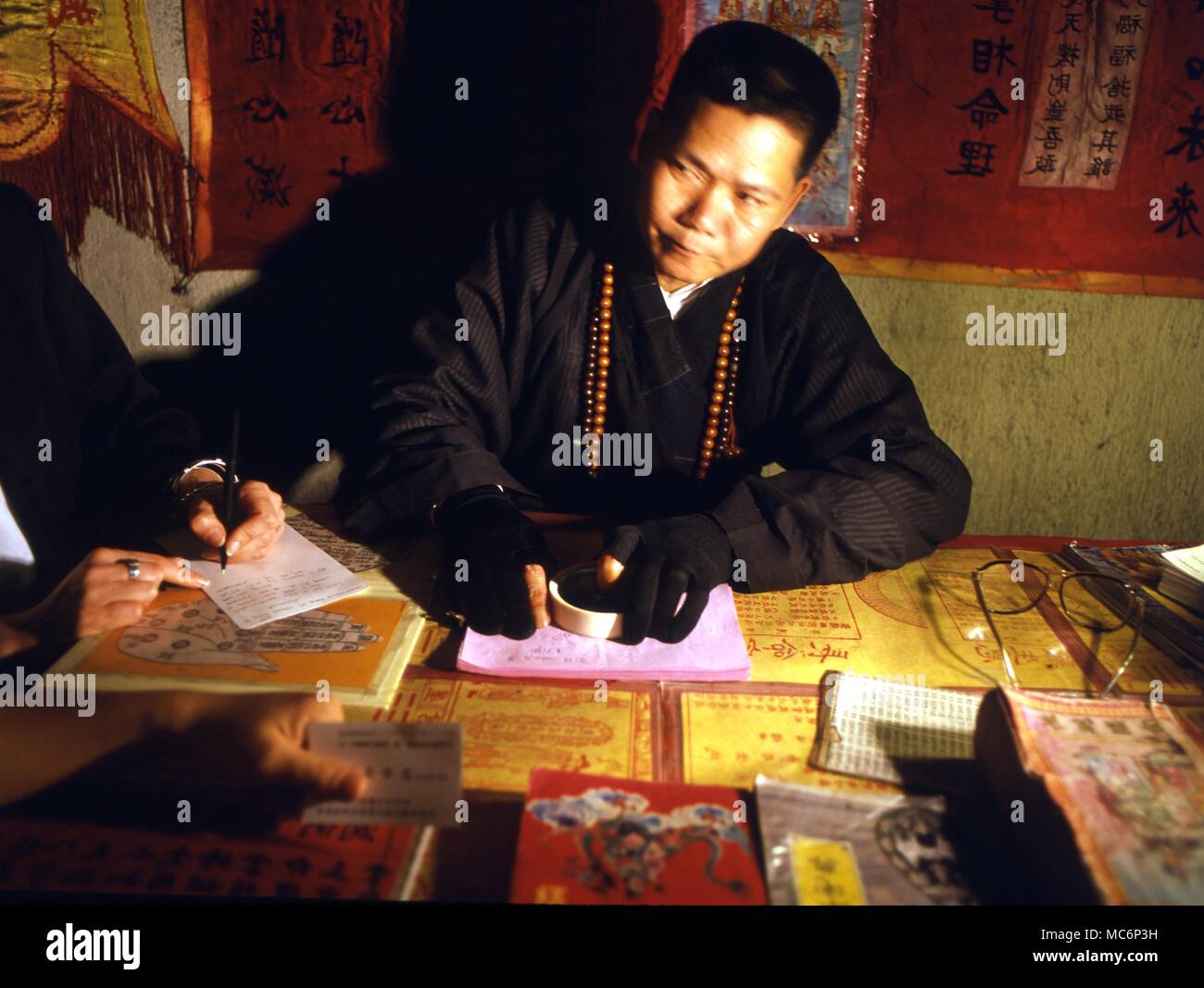 Un chino diviner, quien hace uso de la Astrología, La quiromancia y el I Ching, y diversos métodos tradicionales. 2004 Charles Walker / Foto de stock