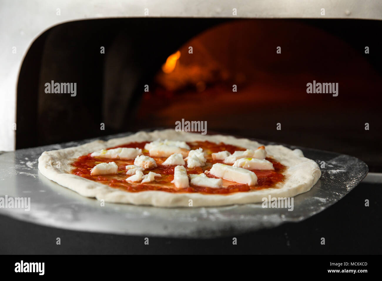 La Pizza Italiana Se Cocina En Un Horno De Leña Foto de stock y más banco  de imágenes de Pizza - Pizza, Horno - Cocina, Madera - Material - iStock