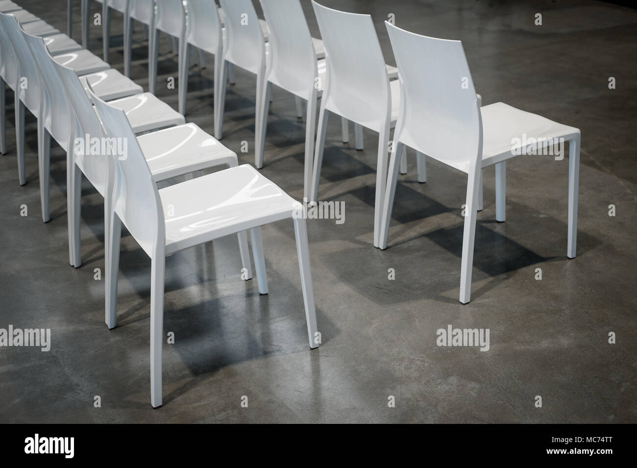 Modernas sillas blancas en la sala auditorio seminario Fotografía de stock  - Alamy