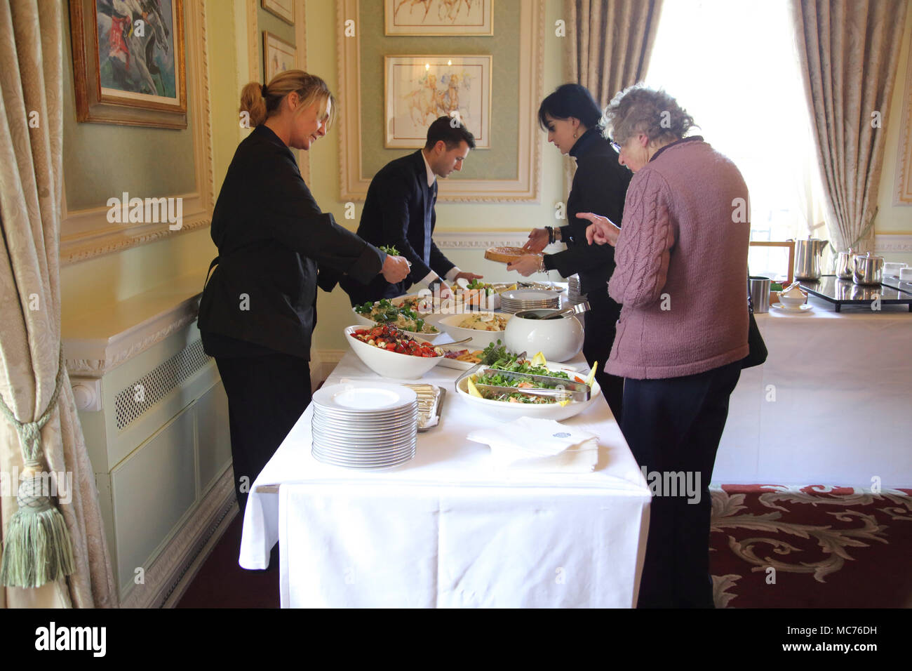 Los dolientes en una estela detrás de funeral se sirve comida Surrey, Inglaterra Foto de stock