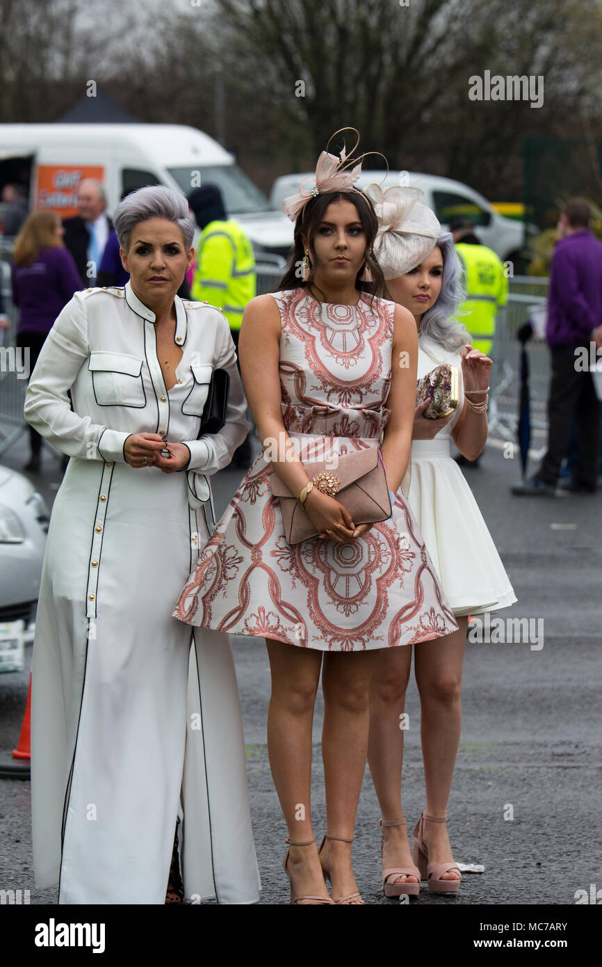 servir Prohibición Limón Aintree, Liverpool, Merseyside, Reino Unido. 13 abr, 2018. Reunión de  damas, las chicas son todos vestidos con sus mejores galas para un día en  la salud Randox Grand National Credit: Ken biggs/Alamy