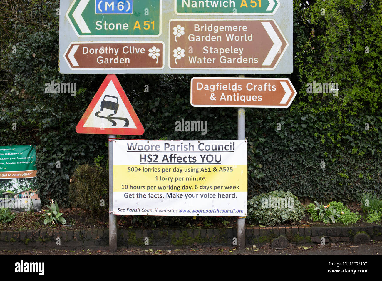 Señales de advertencia de interrupción de viaje debido al tráfico de la construcción en la aldea de Woore en Shropshire debido al HS2 construcción Foto de stock
