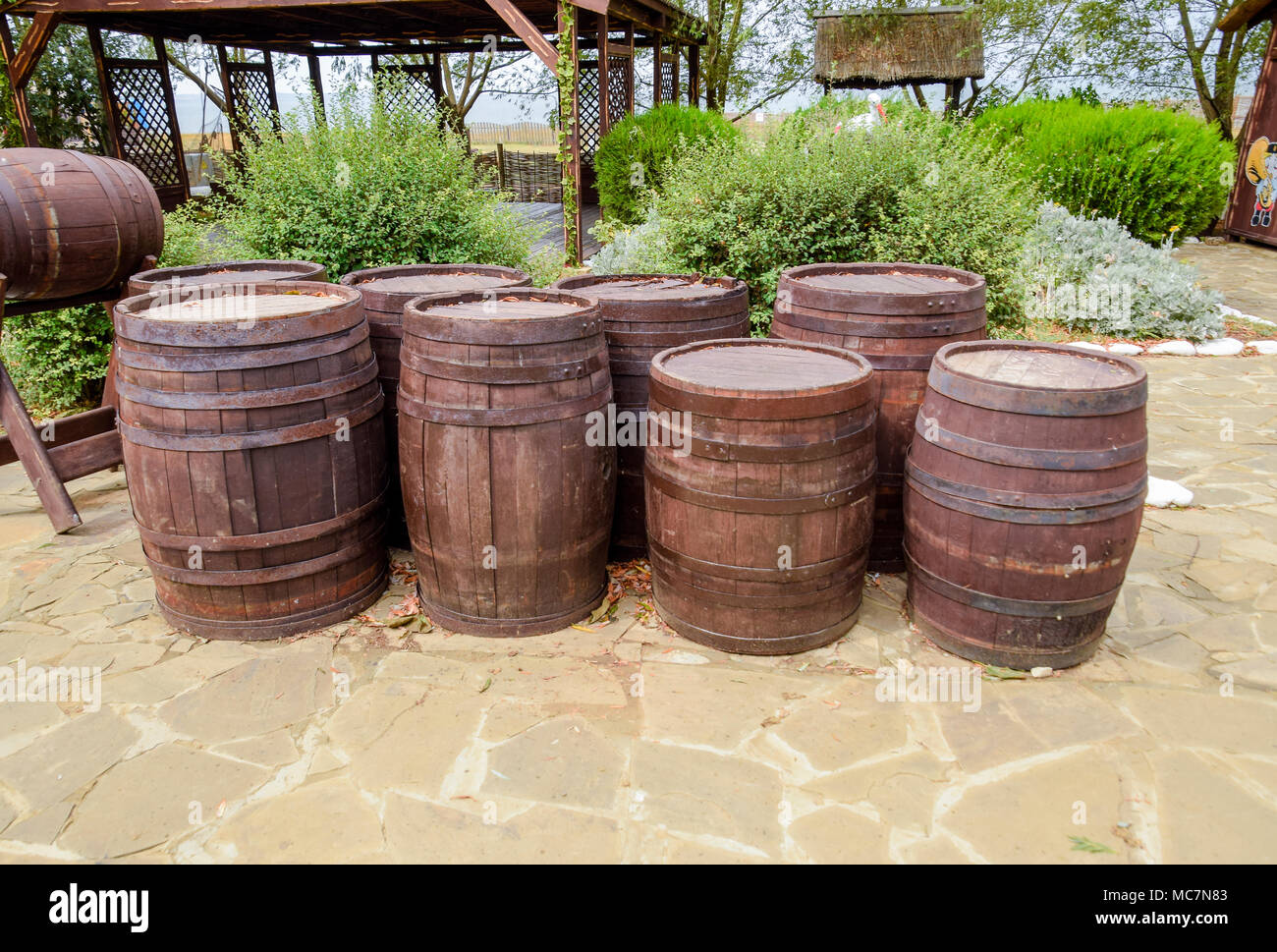 Apilar Barriles De Vino La Decoracion De Los Barriles En La Aldea Ataman Fotografia De Stock Alamy
