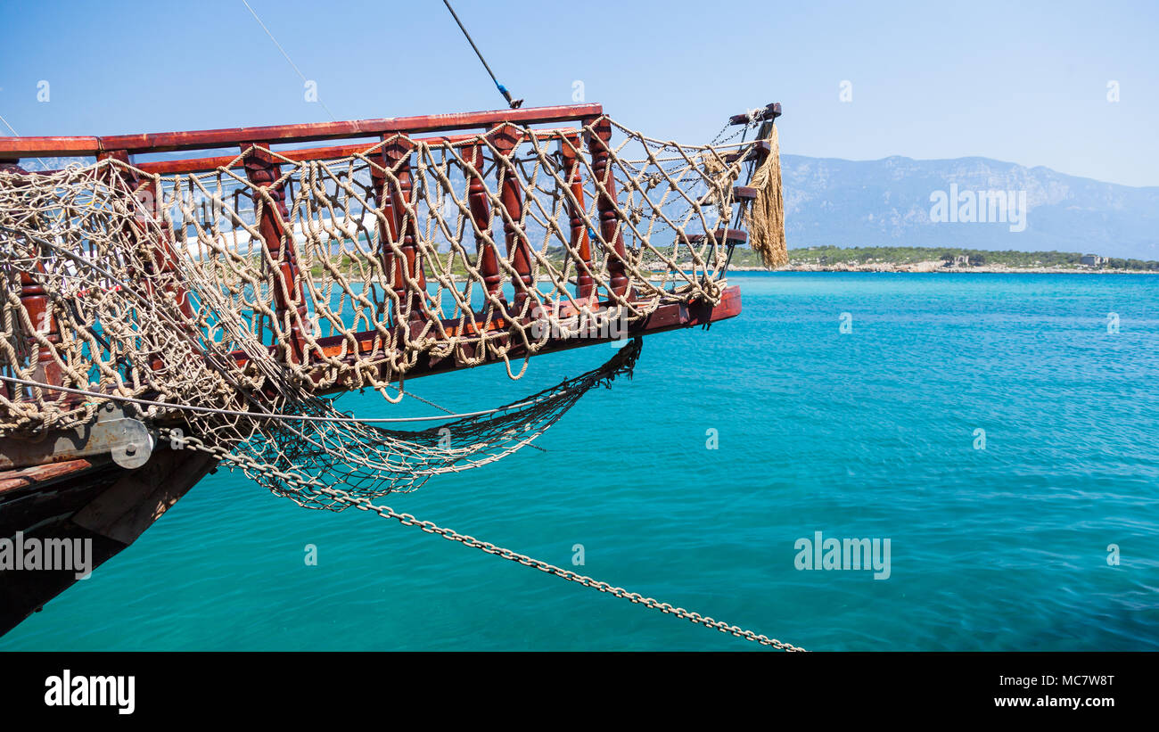 La proa de la embarcación con una red protectora y el mar Foto de stock