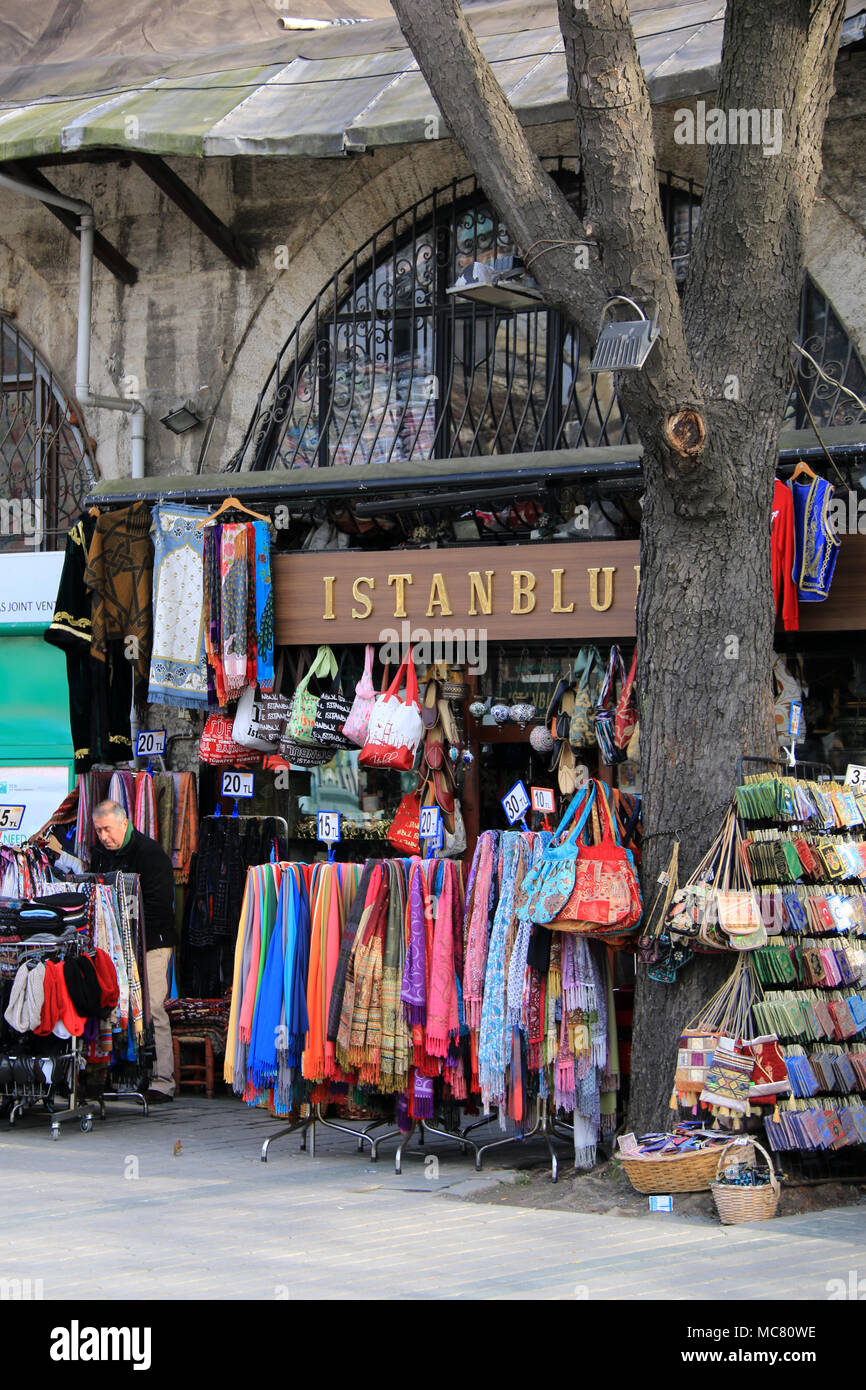 Souvenirshop vendiendo telas, textiles y artículos de moda junto a la  Catedral de Santa Sofía Hagia Sophia en Estambul, Turquía Fotografía de  stock - Alamy