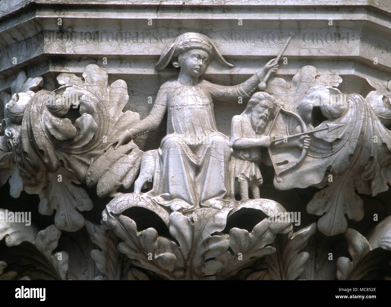 Astrología italiano personificación de Júpiter con su varita de oficina sentado en el Centaur zodiacal bowman (símbolo de Sagitario, sobre la cual tiene la regla) con los peces de acuario junto al lugar del Dogo de Venecia Foto de stock