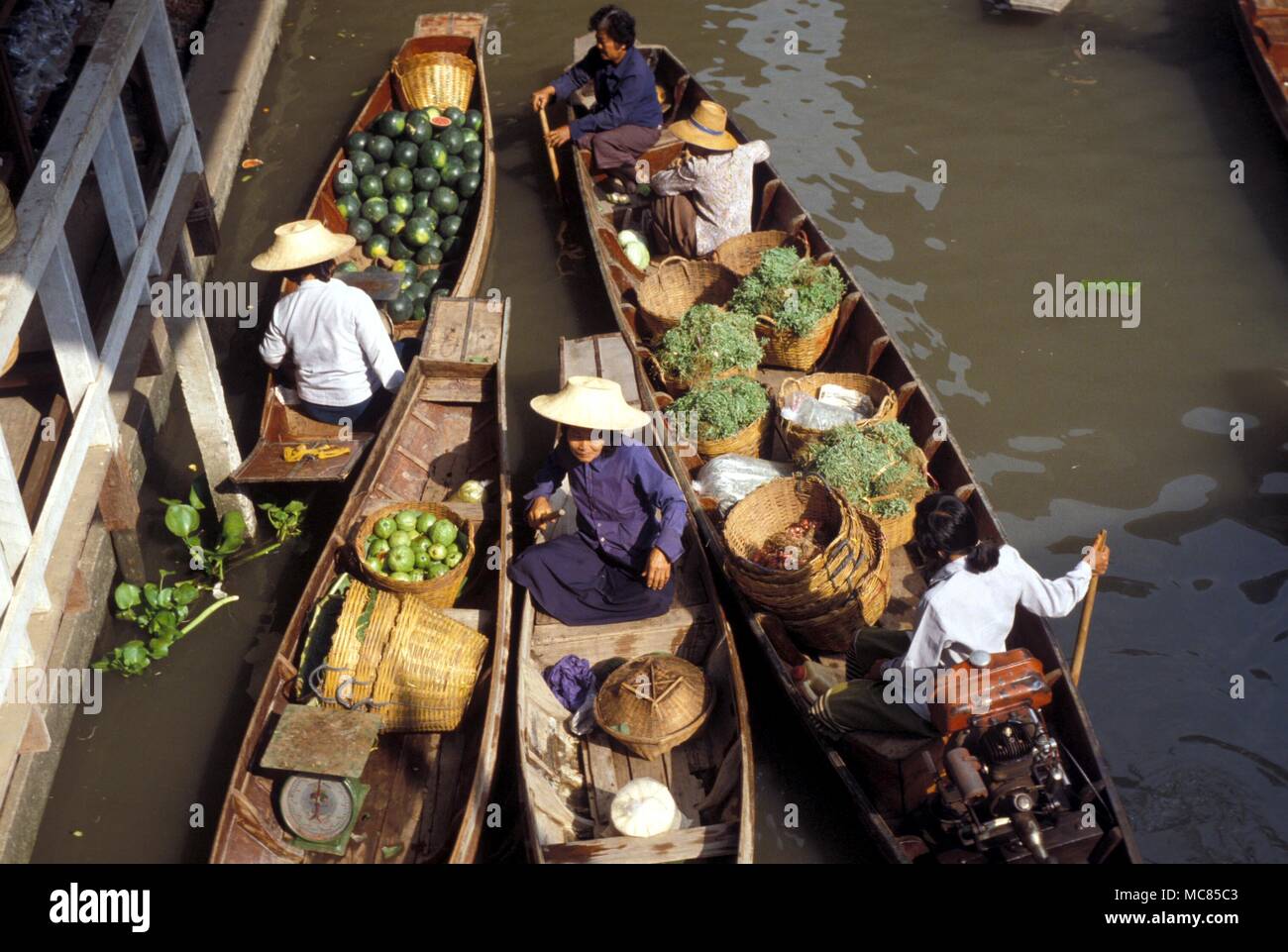 Barcos cargados con hierbas para la venta, Bangkok, Tailandia. Foto de stock