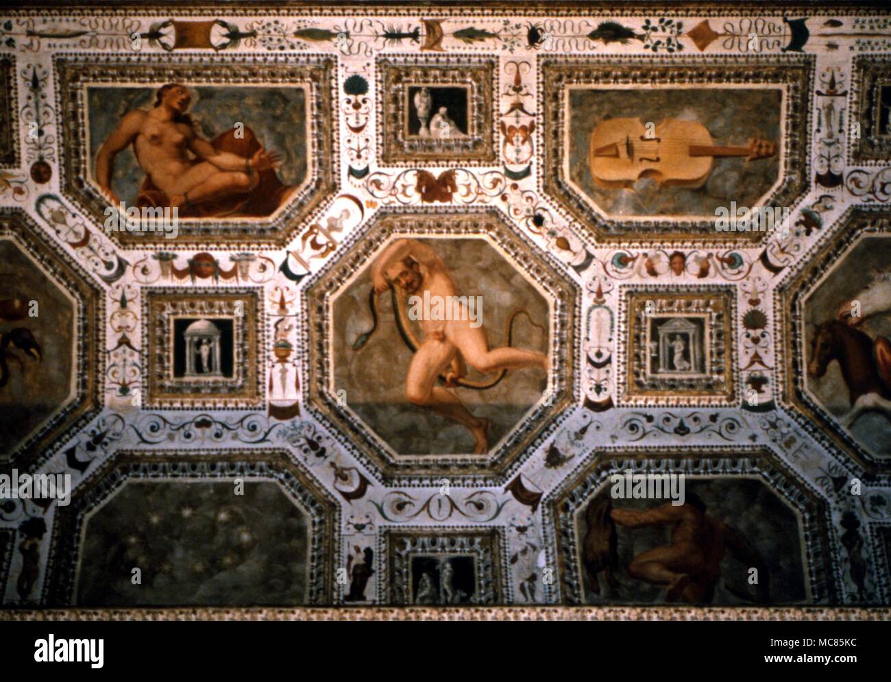 Detalles de la constelación de imágenes de Serpentarius, Andrómeda y Lyra. El techo pintado por Domenico Rizzo (siglo xvi) en el palacio Chiericati, Vicenza. 1500's. Foto de stock