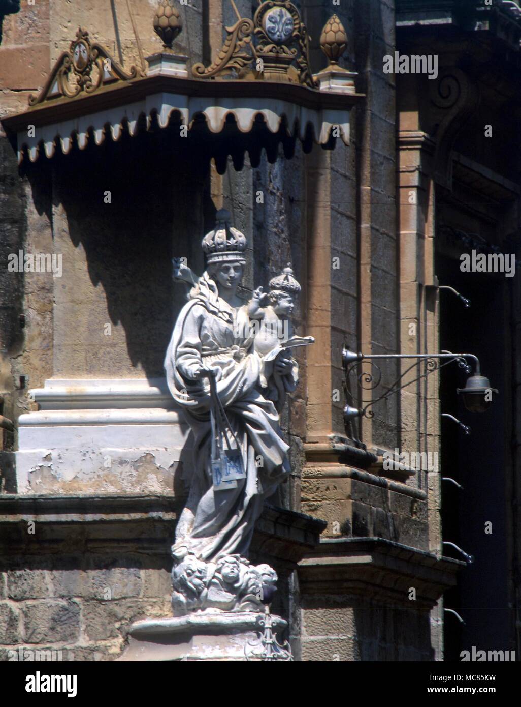 La estatua de la Virgen y el niño en Mdina, Malta Foto de stock