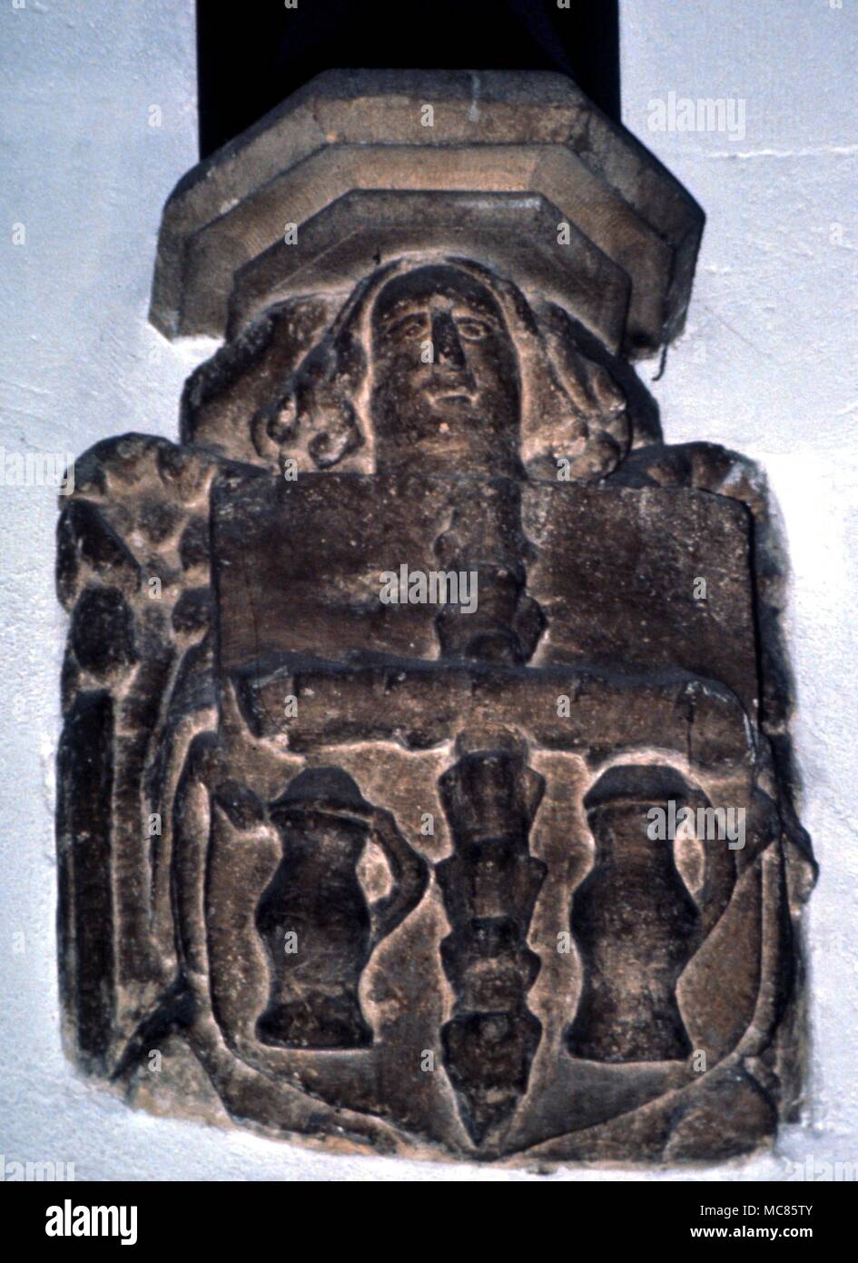 GLASTONBURY Escudo del Abad Bere, en forma rebus, en la iglesia de St Benignus, Glastonbury Foto de stock