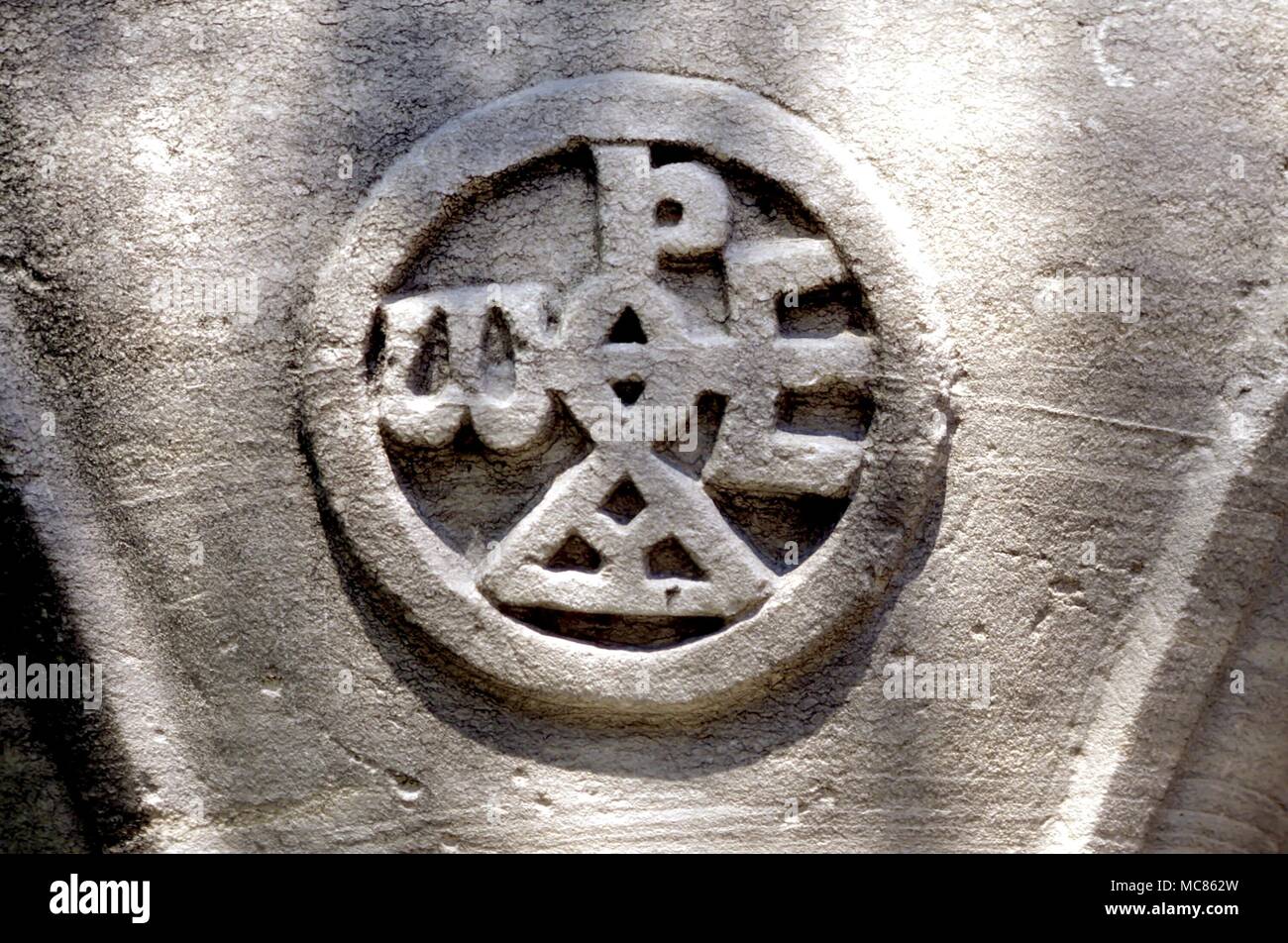 Cristiano Cristiano monograma en la capital de una columna externa en los jardines del Museo Arqueológico de Estambul Foto de stock