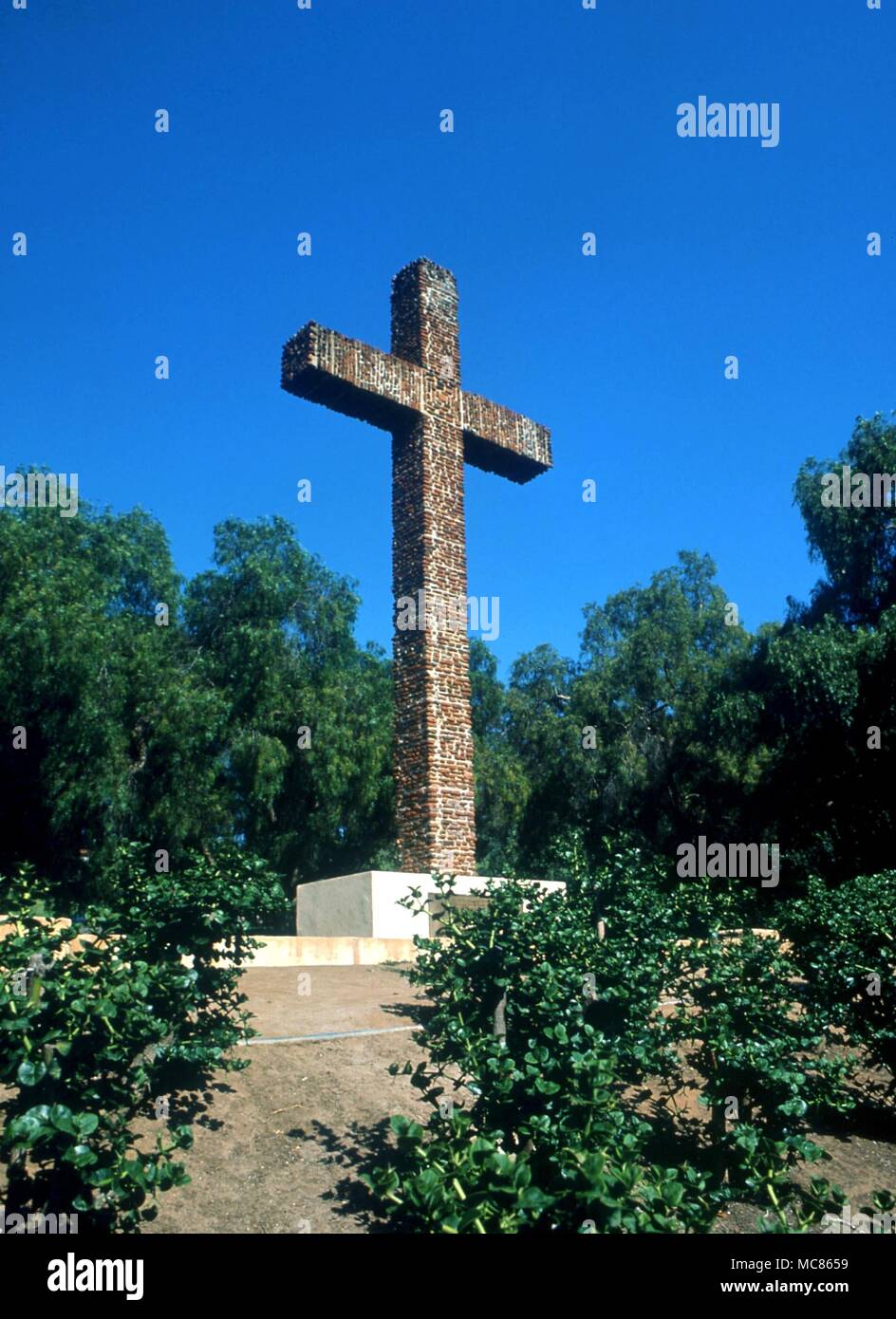 CHRISTIAN Smbols la cruz en Juniper Serra, marcando el descubrimiento de la aldea india de Cosoy (1542) por Gabrillo, la primera misión de California, y la denominación de San Diego (1769) Foto de stock