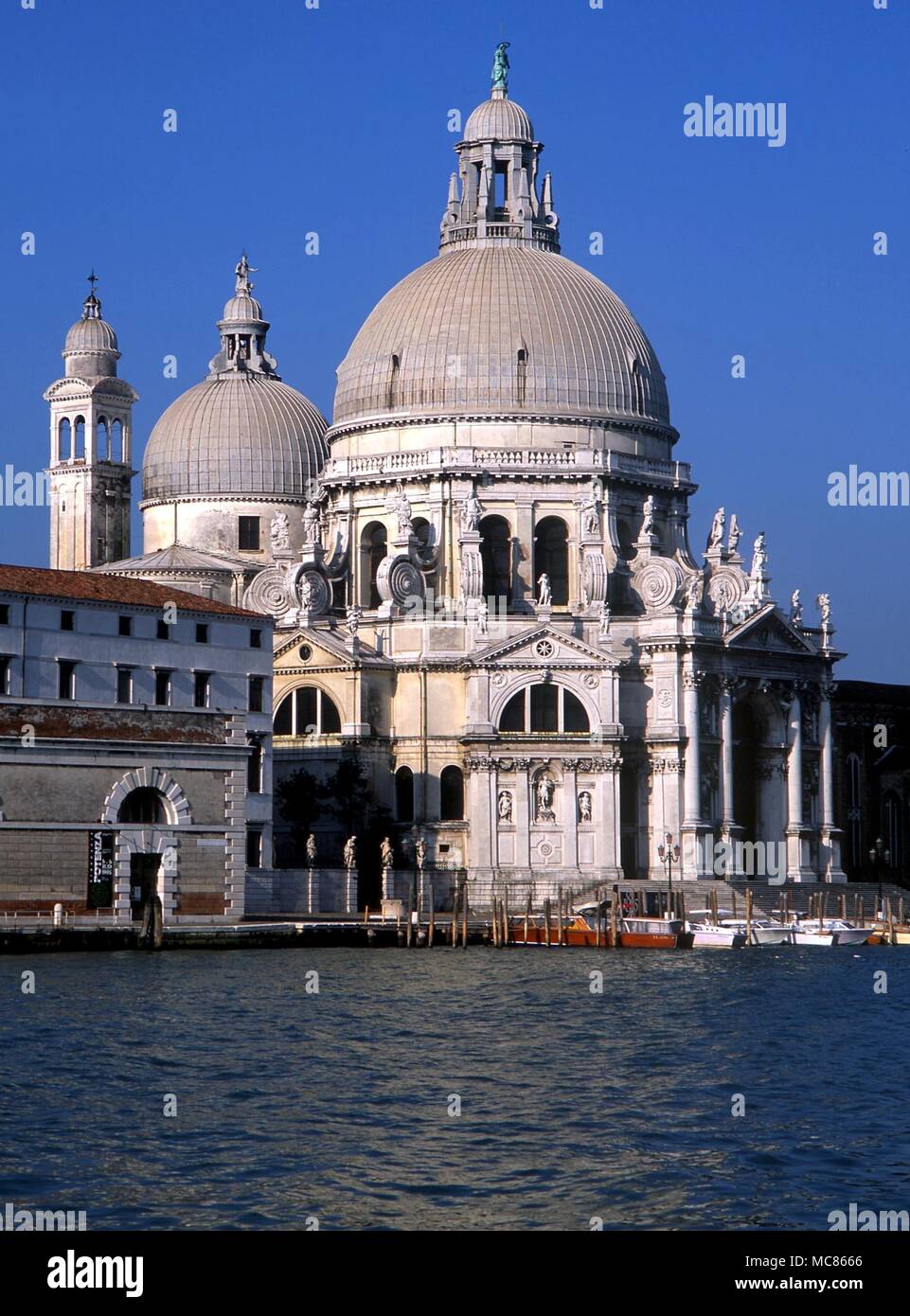 CHRISTIAN la basílica de Santa Maria della Salute, construida en 1630 para conmemorar el fin de la plaga (Peste Negra), considerado por los venecianos que haya sido llevado a su fin por la Virgen. Un tercio de la población de Venecia murió en esta plaga Foto de stock
