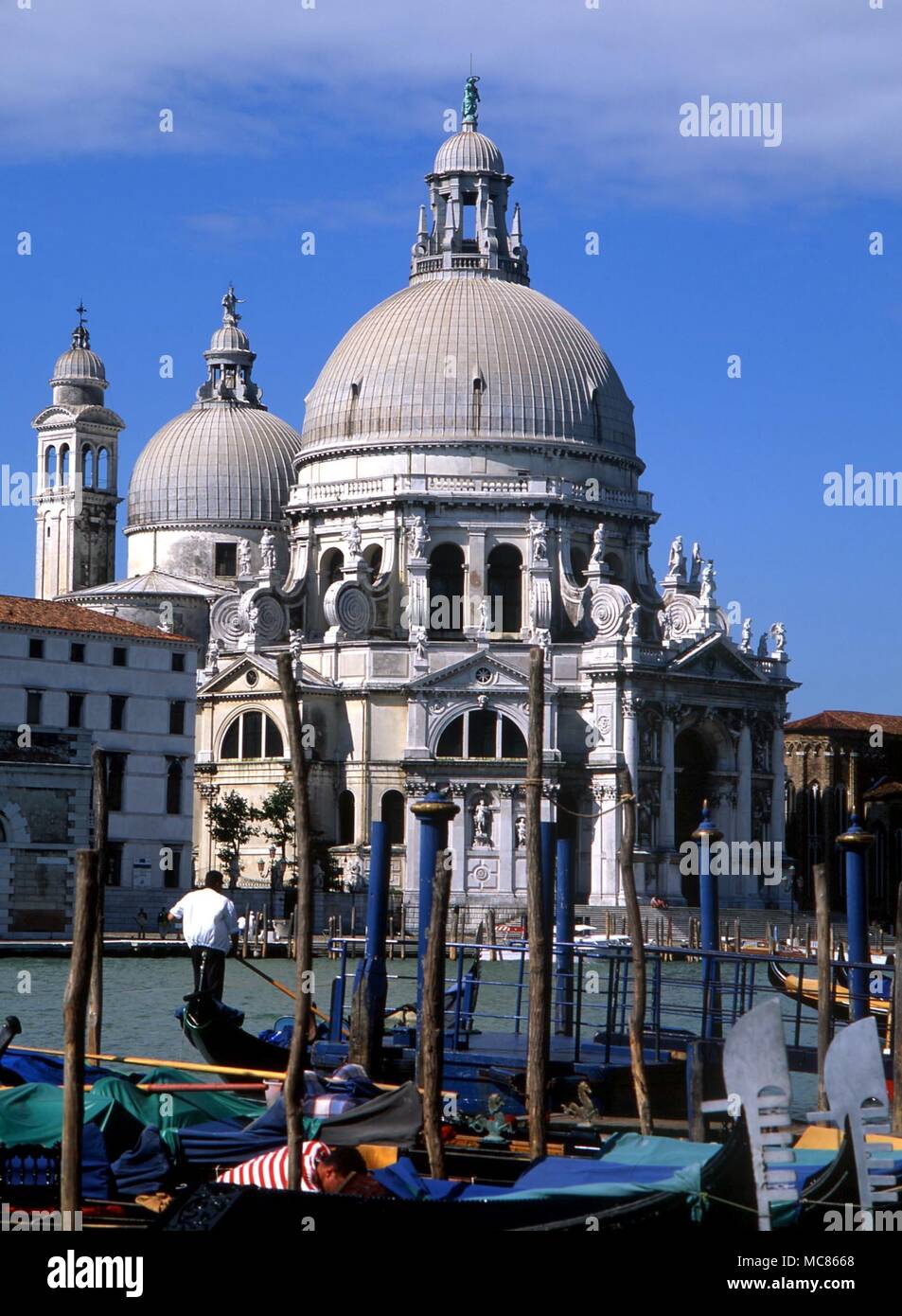 CHRISTIAN Santa Maria della Salute, en el Gran Canal de Venecia, construido para conmemorar el fin de la plaga divina Foto de stock