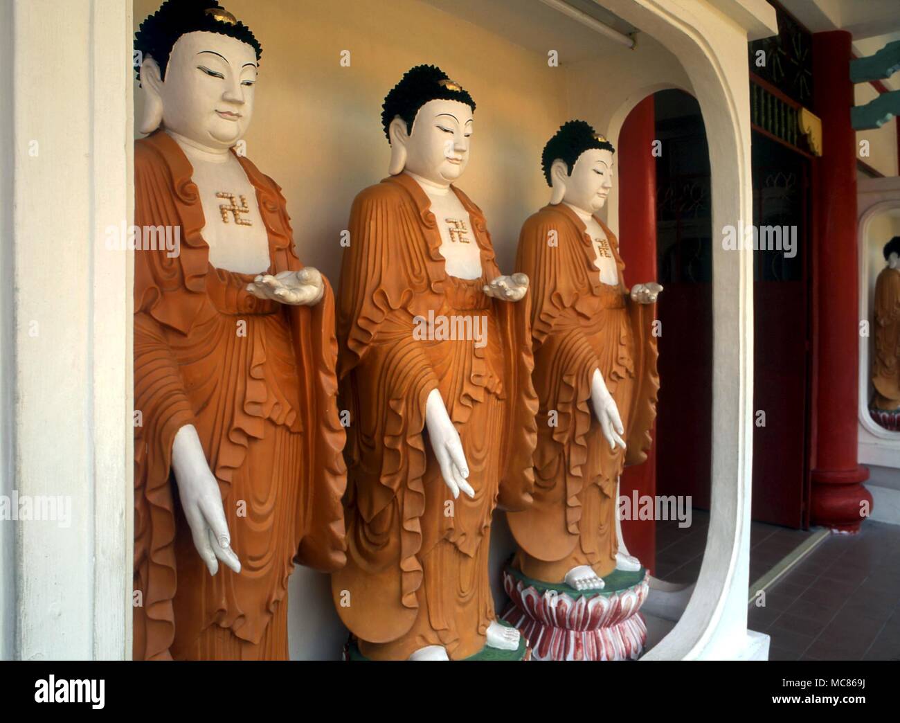 Línea de posición vertical (de pie) figuras budistas Bodhisattvas (quizás) en el Templo de KEK Lok Si, Penang Foto de stock