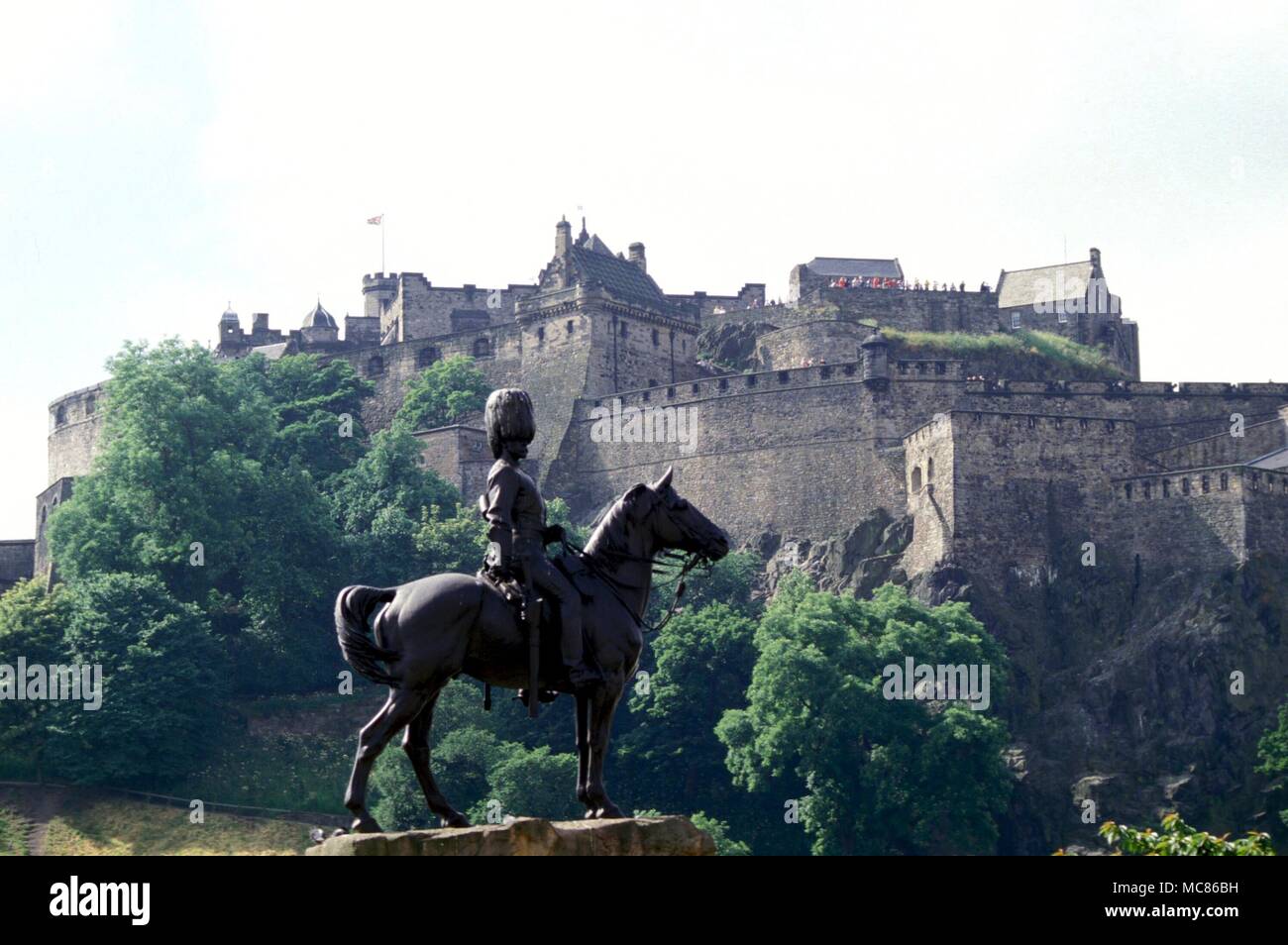 El Castillo de Edimburgo, el sitio de muchos quemas de brujas en los siglos xvi y xvii Foto de stock