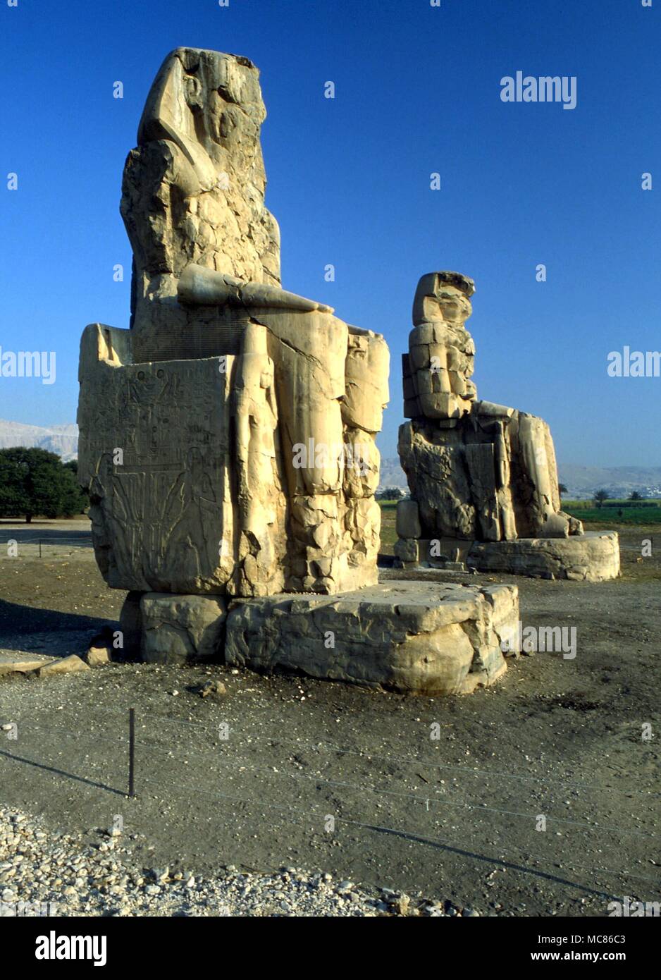 Mito - Egipto Colosos de Memnon las estatuas gigantes de Memnon, uno de los cuales se suponía que iba a saludar al sol naciente con la canción. De hecho, estos son los únicos restos que quedan de un inmenso templo, del cual eran los guardianes del portal Foto de stock