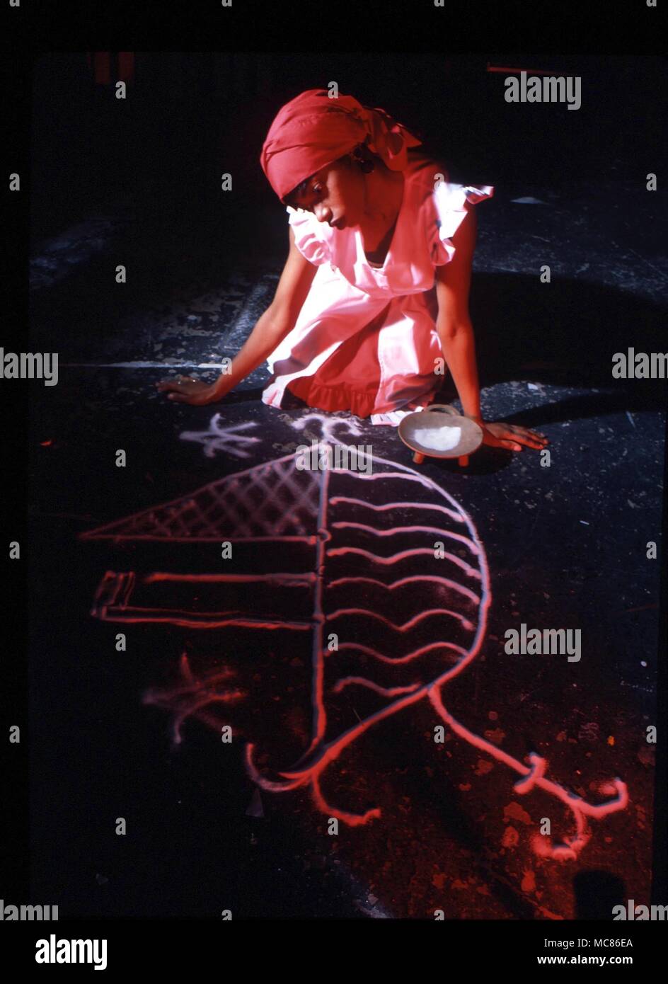 El vudú Vever de Agwe. Preparando un vever o símbolo mágico, en el piso, en anticipación de una danza ritual de curación. Esto vever es el sigil de Agwe, La Loa de los mares Foto de stock