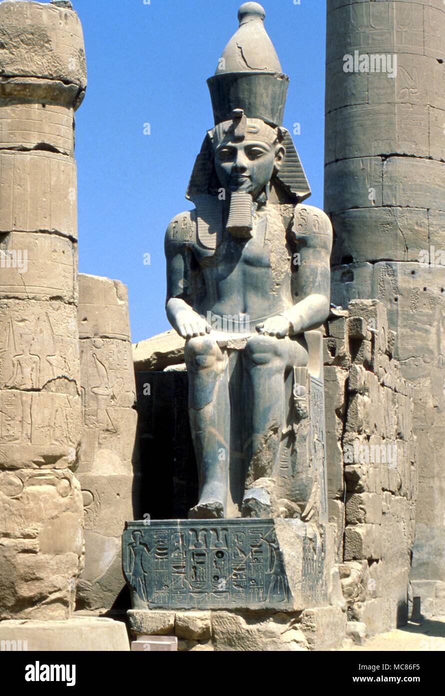 La gigantesca estatua de Ramsés II en el Templo de Luxor, Egipto Foto de stock
