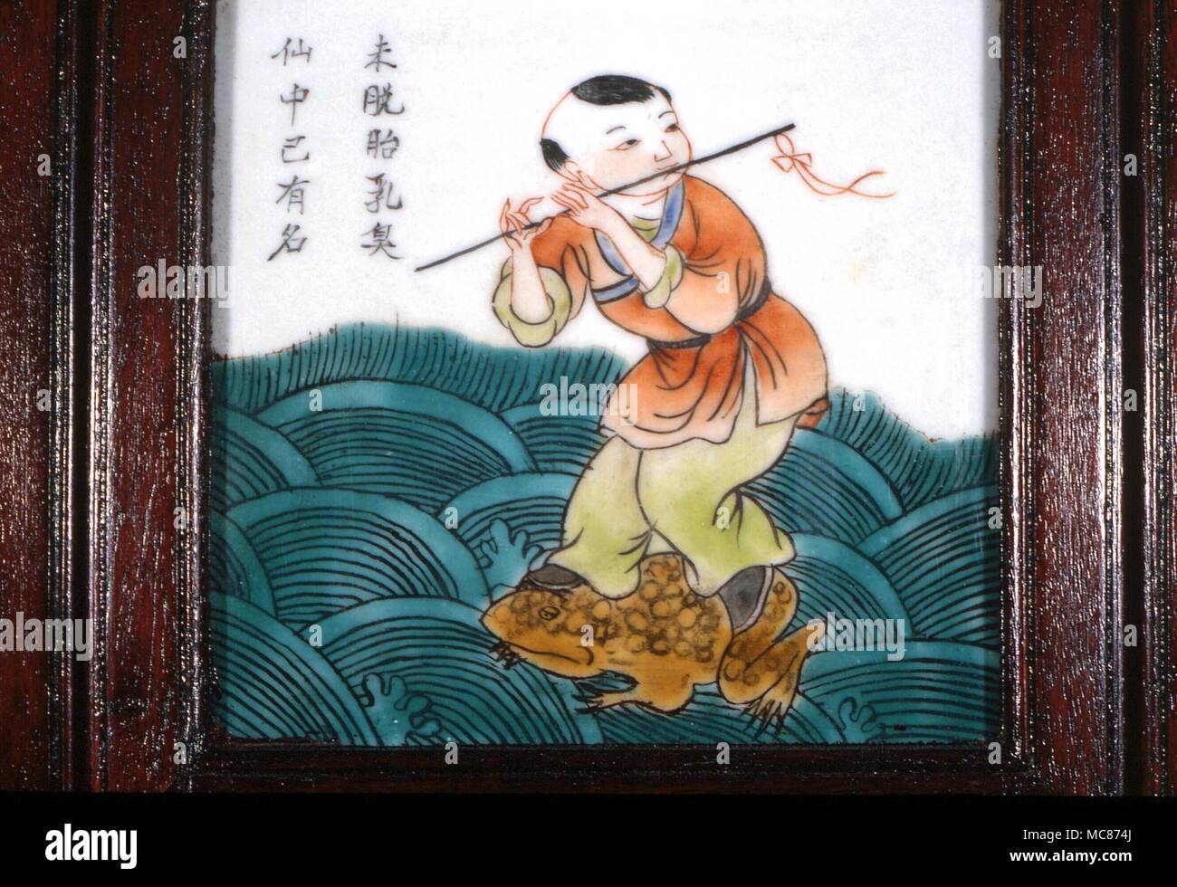 Taoísmo: Uno de los "Ocho Inmortales taoístas- (Pa Hsien). Han Hsiang-tzu, de pie sobre una rana y tocando la flauta. A mediados del siglo xix, mosaico chino desde una pantalla Foto de stock