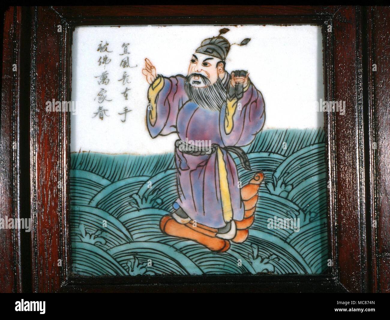 Taoísmo: Uno de los "Ocho Inmortales taoístas- (Pa Hsien). Ts'ao Kuo-chin, que usualmente lleva castañuelas, y que es el patrón de la profesión teatral. A mediados del siglo xix, mosaico chino desde una pantalla Foto de stock