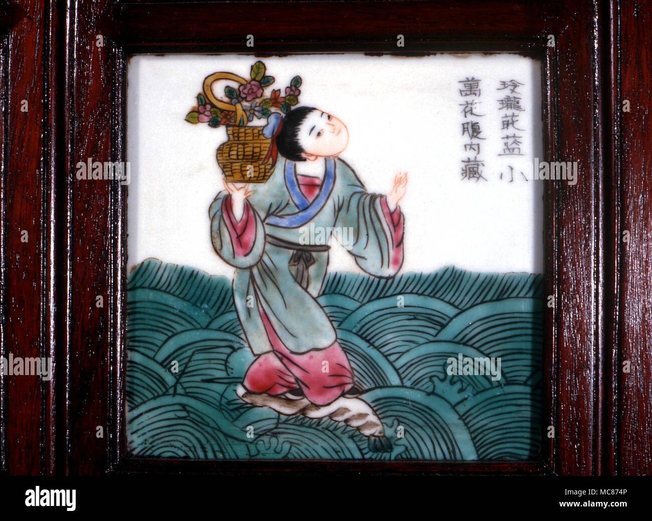 Taoísmo: Uno de los "Ocho Inmortales taoístas- (Pa Hsien). Lan Ts'ai Ho, con su emblema de la canasta de flores (Patrona de los floristas). A mediados del siglo xix, desde pantalla mosaico chino Foto de stock