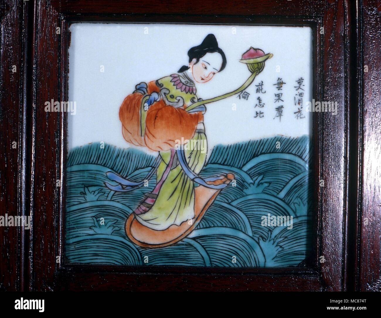 Taoísmo: Uno de los "Ocho Inmortales taoístas- (Pa Hsien). Ho Hsien-ku con su emblema de la loto. Ella comió del durazno sobrenatural, vive en polvo moonbeams y nácar. A mediados del siglo xix, mosaico chino desde una pantalla Foto de stock