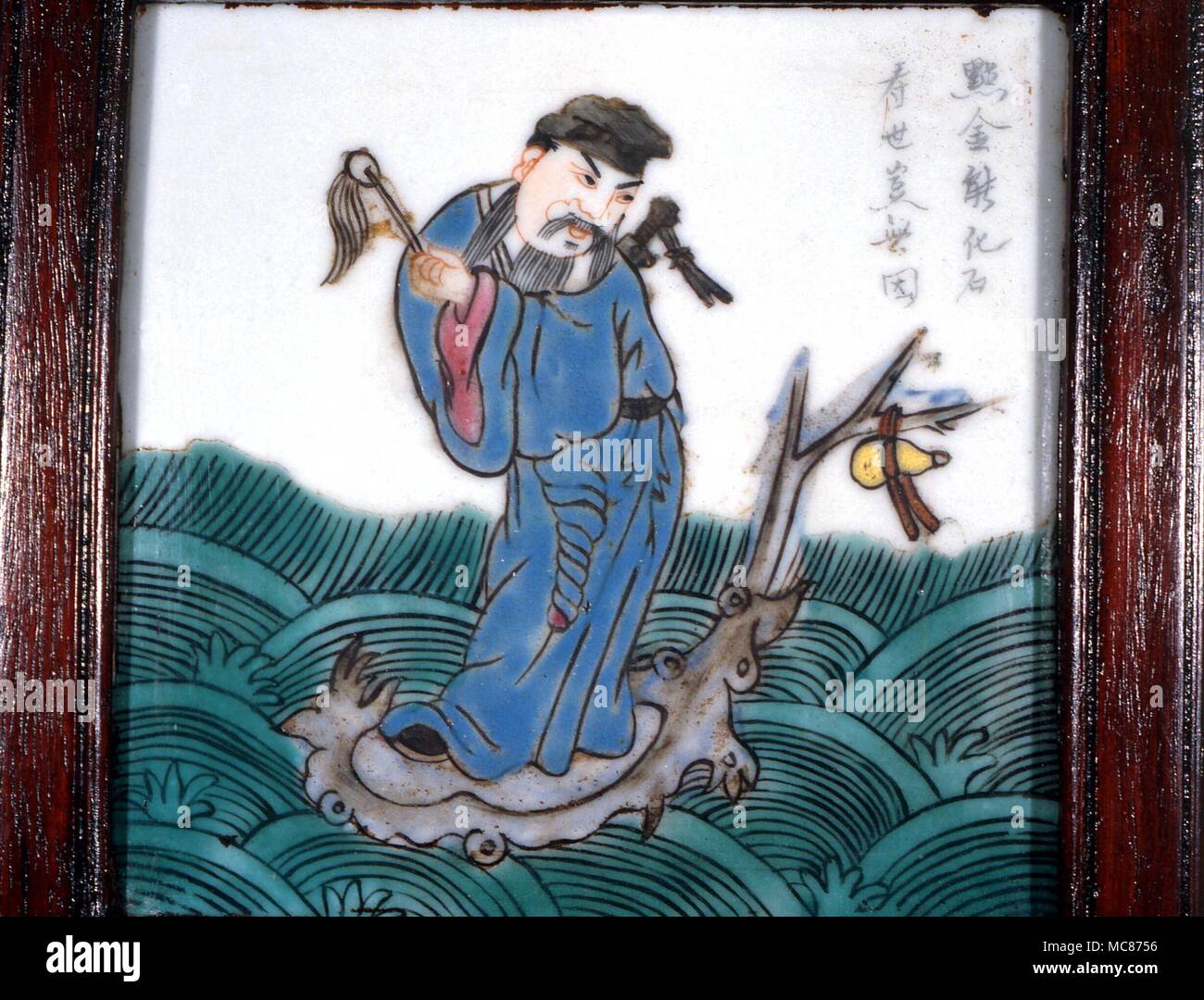 Taoísmo: Uno de los "Ocho Inmortales taoístas- (Pa Hsien). Lu Tung-pin, con su emblema de la mosca-pincel. Conoce todos los secretos del Taoísmo, y es el patrón de los banqueros. Adorada por los enfermos. A mediados del siglo xix, mosaico chino desde una pantalla Foto de stock