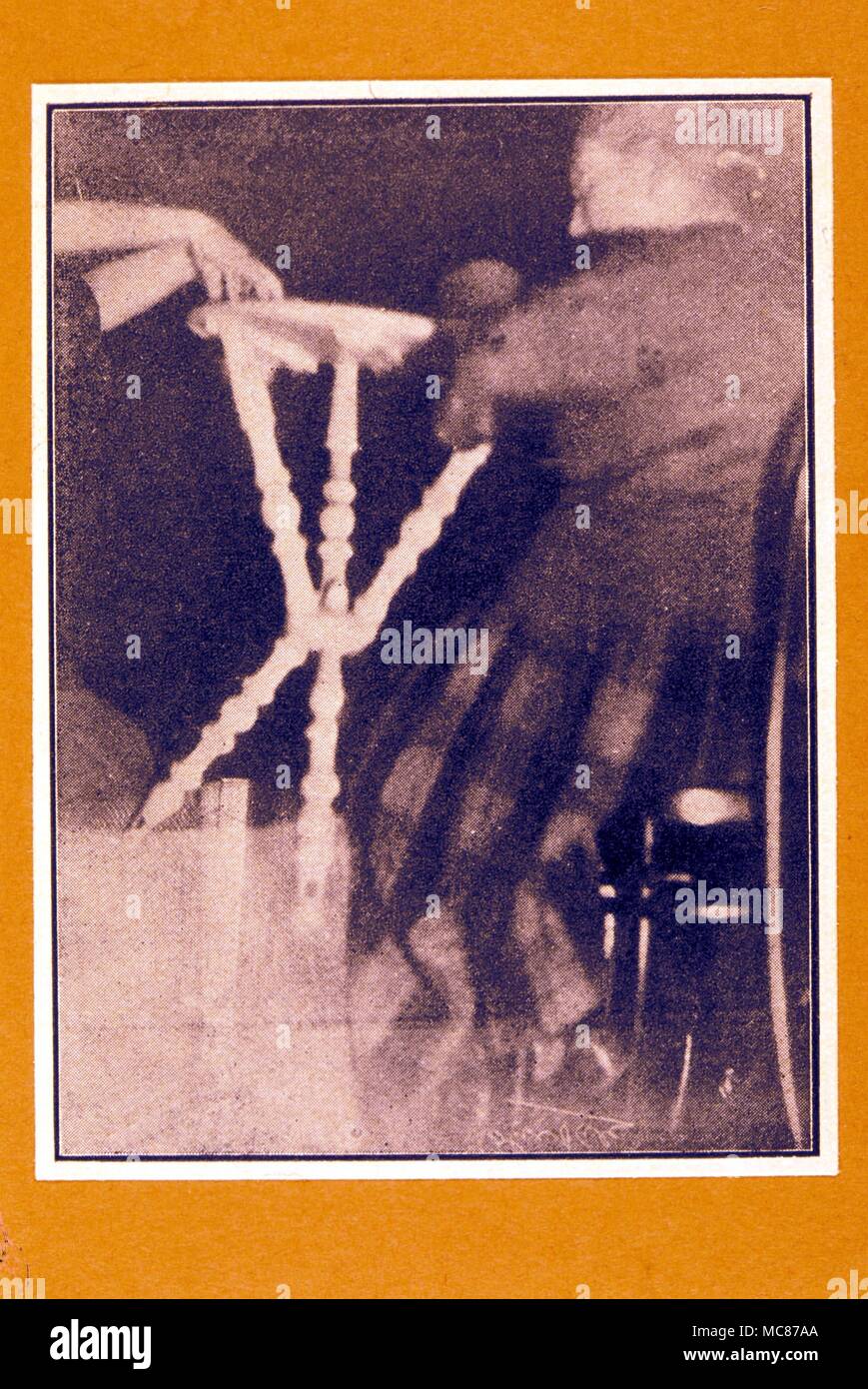 SEANCE - levitación flash fotográfico mostrando la levitación de seance Warrick-Deane seances tabla durante el 31 de julio de 1923. Hay un disparo simultáneo correspondiente. Foto de stock