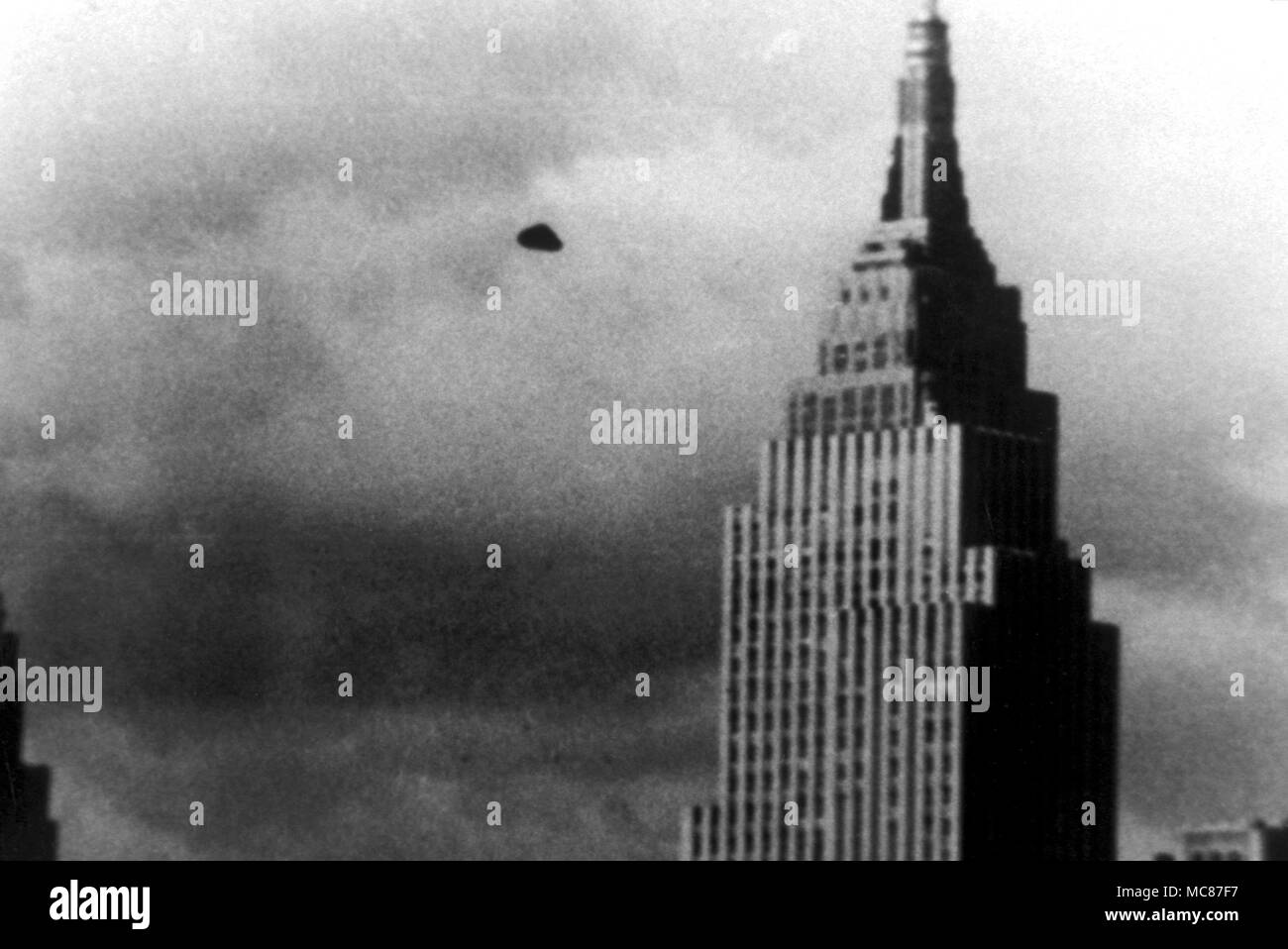 UFO - fotografía de objetos voladores no identificados Ovni tomado flotando alrededor del edificio del Empire State, en junio de 1963. Fotografiado por Milton B. Foto de stock