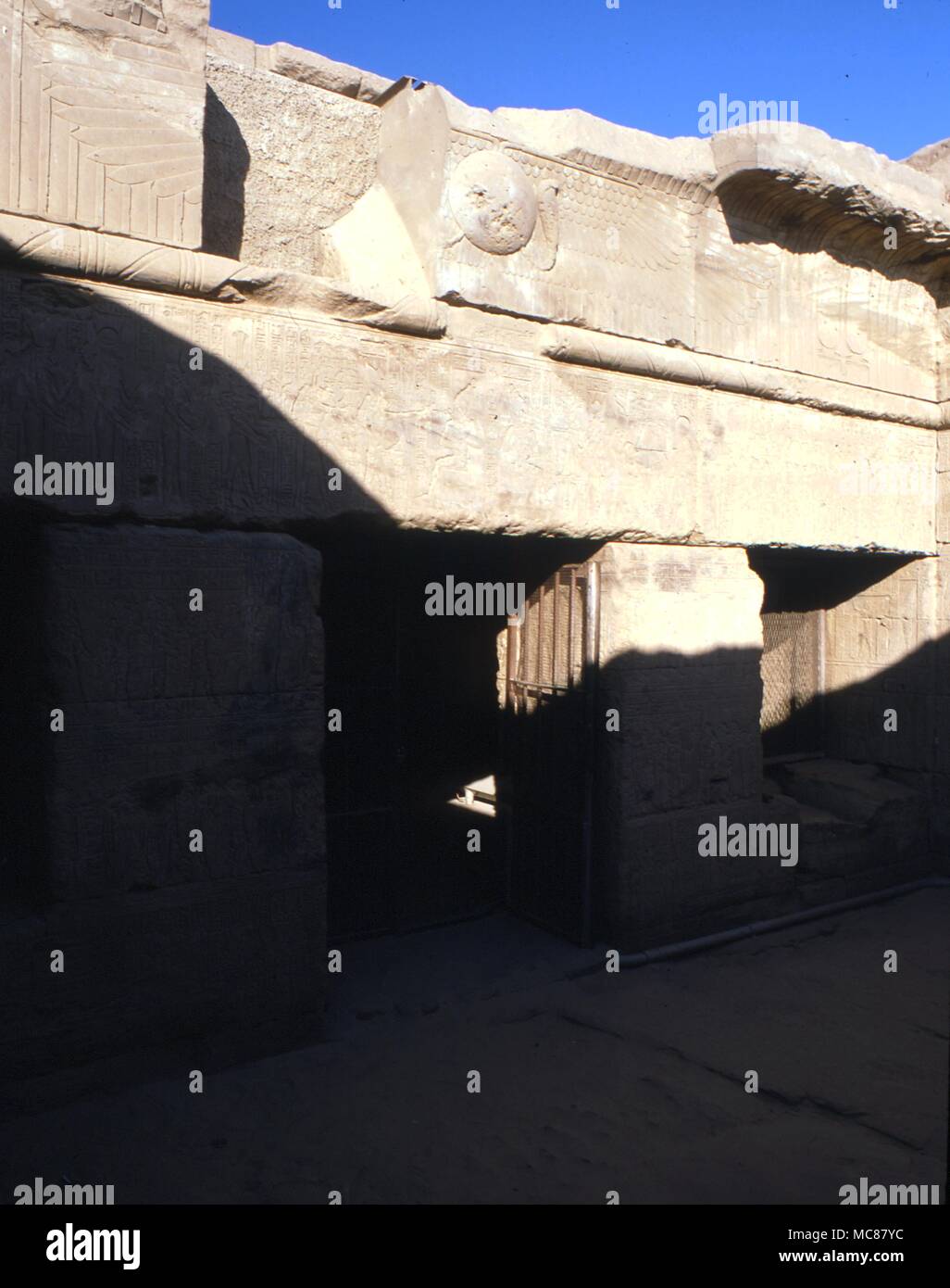La astrología egipcia Denderah la entrada a la cámara sagrada que contiene el zodíaco de techo en el techo del templo de Hathor en Denderah Foto de stock