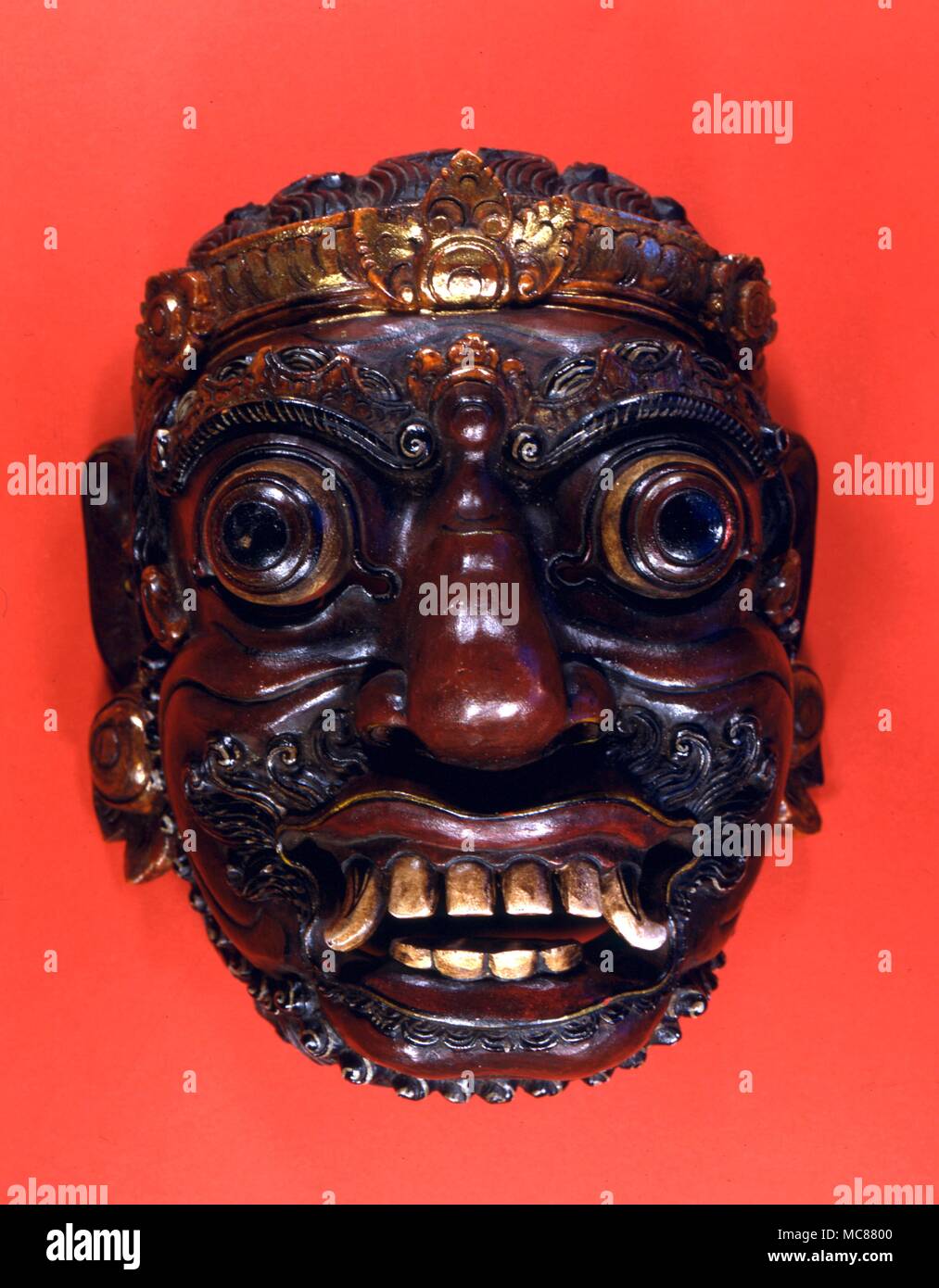 Los demonios orientales máscara demoníaca dice ser de Ceilán (?). Probablemente a principios del siglo XIX para el comercio turístico Foto de stock