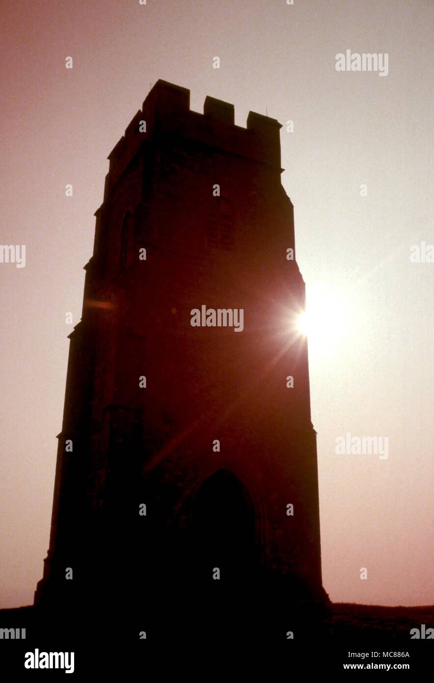 GLASTONBURY en las ruinas de la iglesia de San Miguel en la cima de la Tor de Glastonbury Foto de stock
