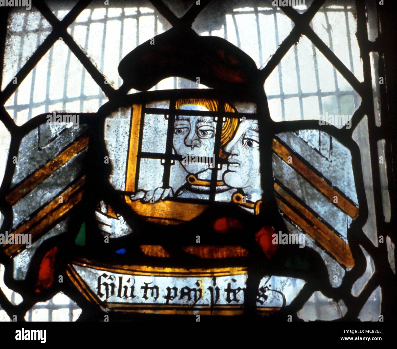 GLASTONBURY Fragmento de vidriera en Glastonbury Abbey Foto de stock