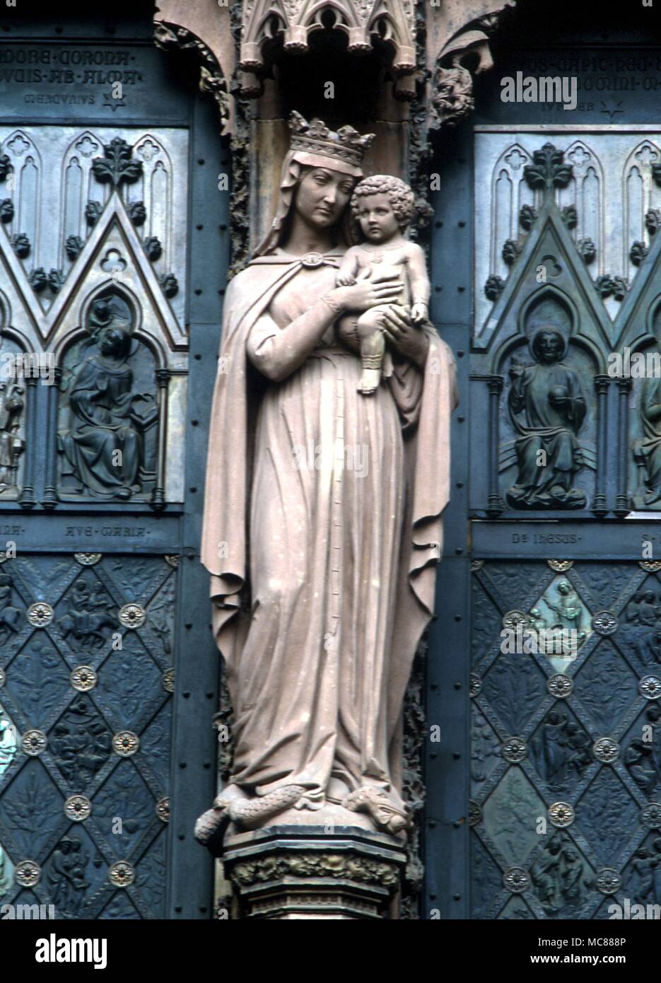 CHRISTIAN Estatua de la Virgen y el niño en el frente occidental de la catedral de Estrasburgo Foto de stock