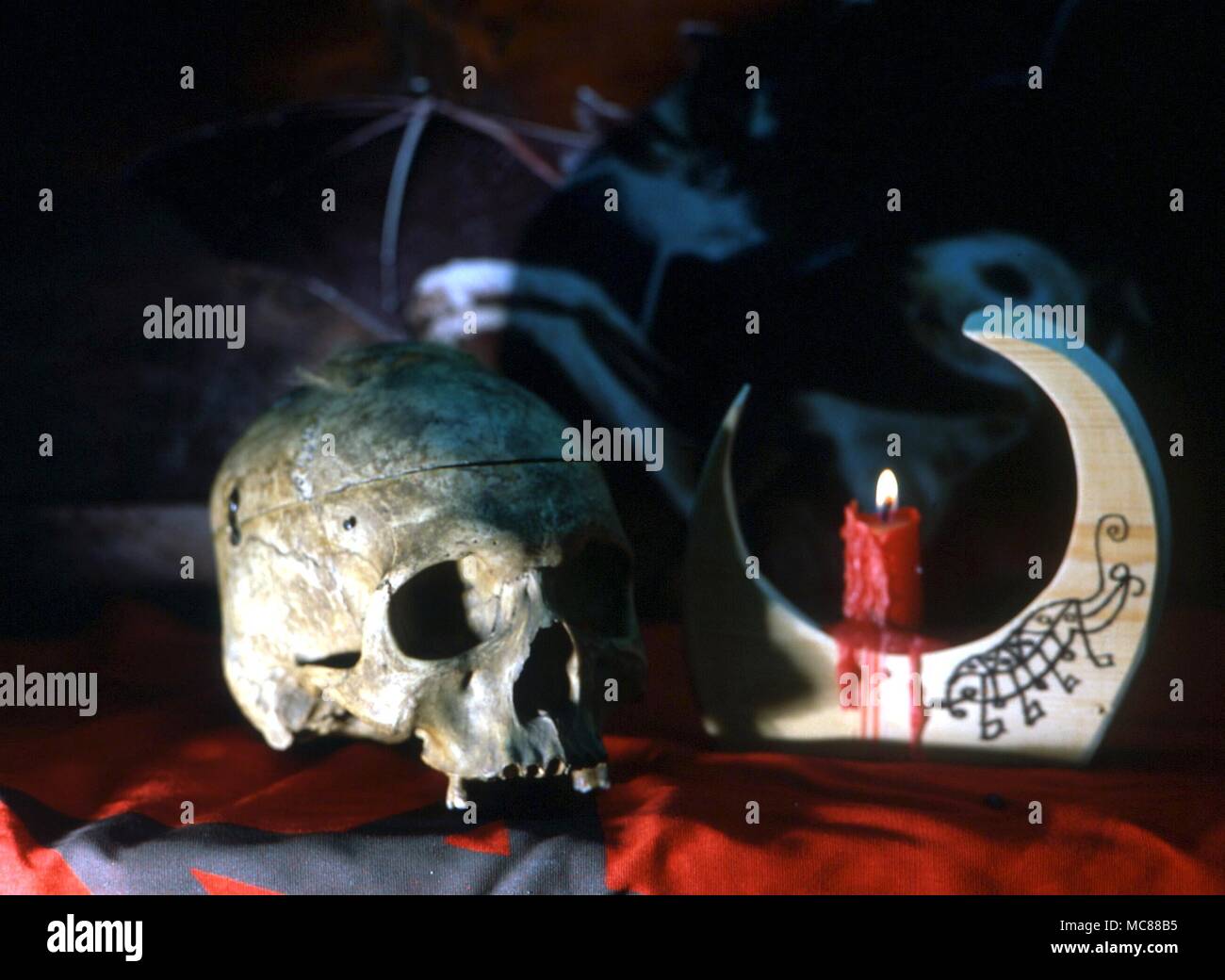 Sigillated candelabro con velas encendidas y cráneo humano Foto de stock