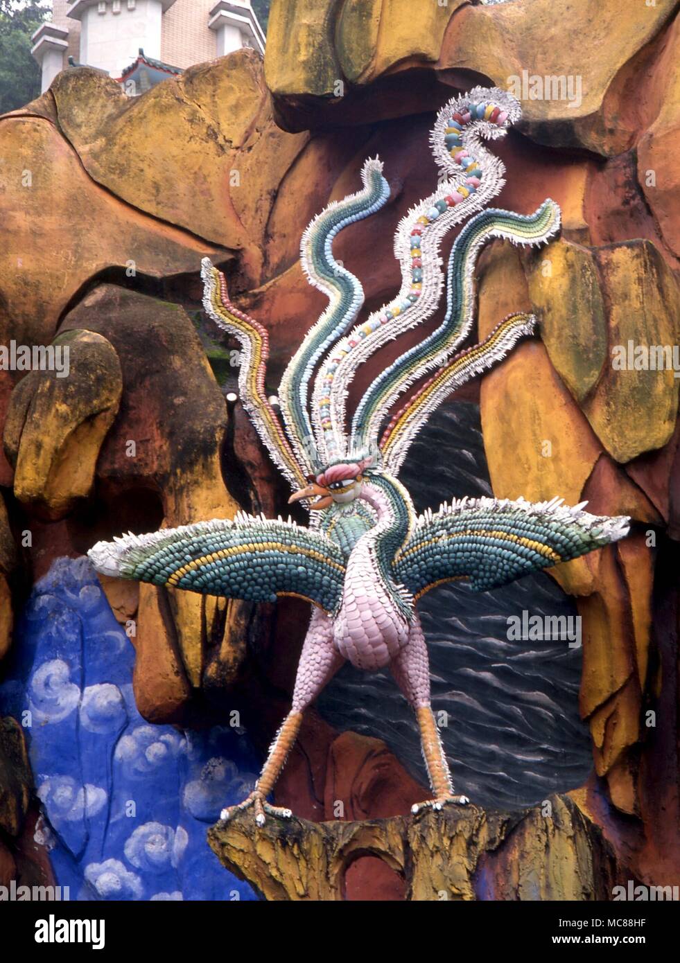 El ave fénix está en segundo lugar solamente al Dragón como un importante criatura mitológica de la mitología china. En la cerámica Haw Paw Gardens (Jardines de Tiger Balm) Hong Kong Foto de stock