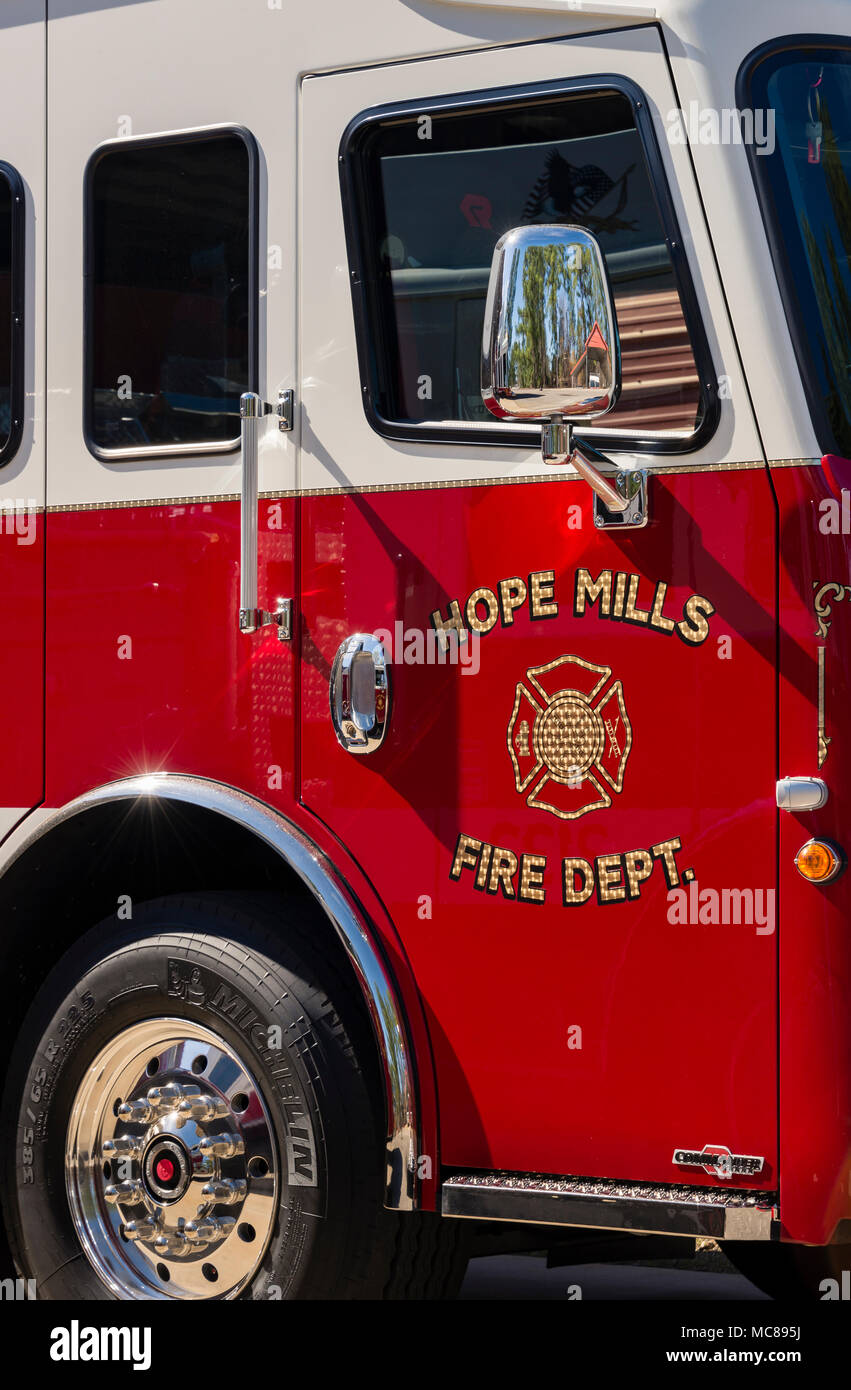Hope Mills camión de bomberos Aparatus en un estado de preparación para emergencias y la asistencia de la comunidad. Foto de stock