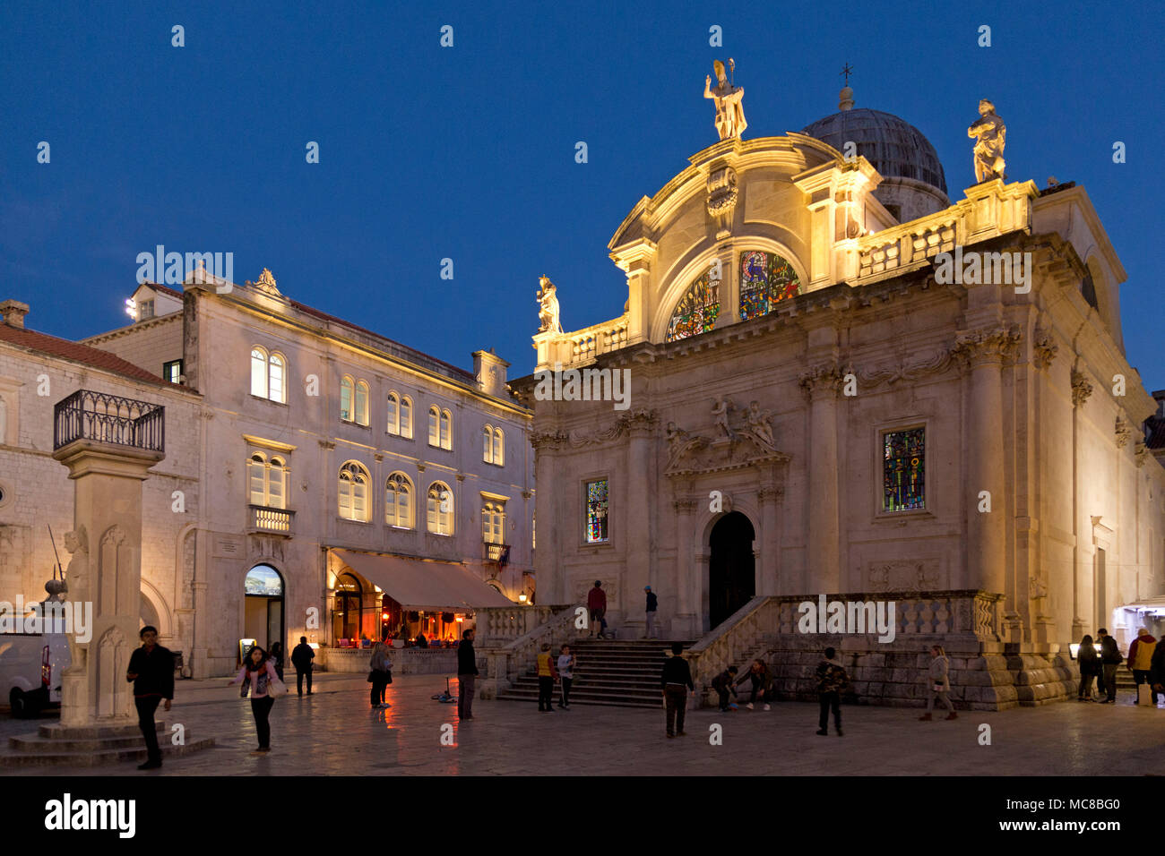 Columna de Orlando y la iglesia de San Blas, Loggia, Old Town Square, Dubrovnik, Croacia Foto de stock
