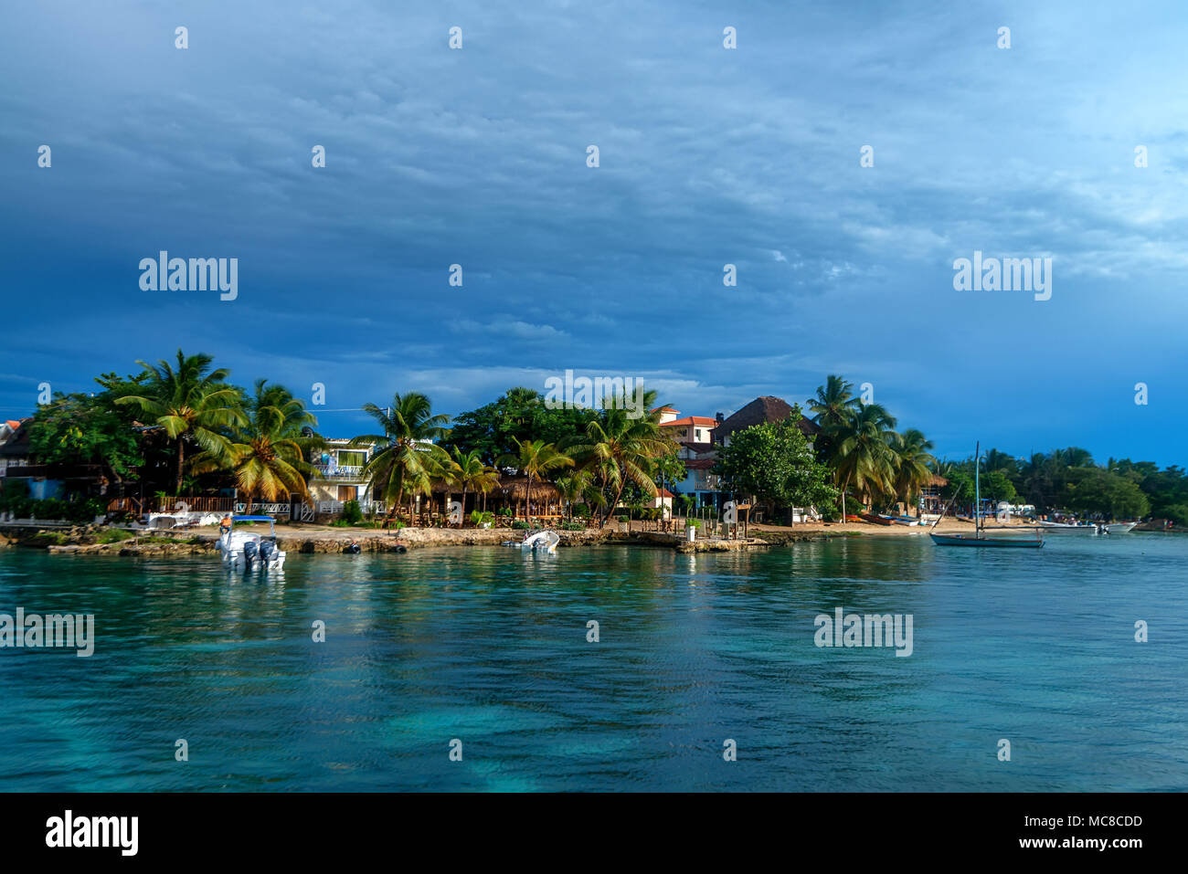 El pintoresco paisaje de la Isla Saona orilla con hoteles y edificios en República Dominicana. Vista desde el agua Foto de stock