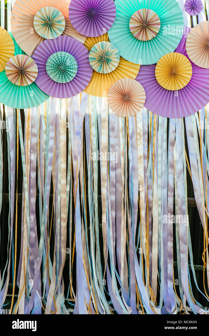 Flores de papel en decoración de bodas, decoraciones para la ceremonia de  bodas de lujo. Arco de boda con flores Fotografía de stock - Alamy