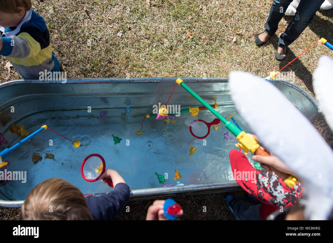 Los niños 'pescar' durante los Juegos de Pascua en el centro juvenil sobre  la base de la Fuerza Aérea Seymour Johnson, en Carolina del Norte, 31 de  marzo de 2018. Este año
