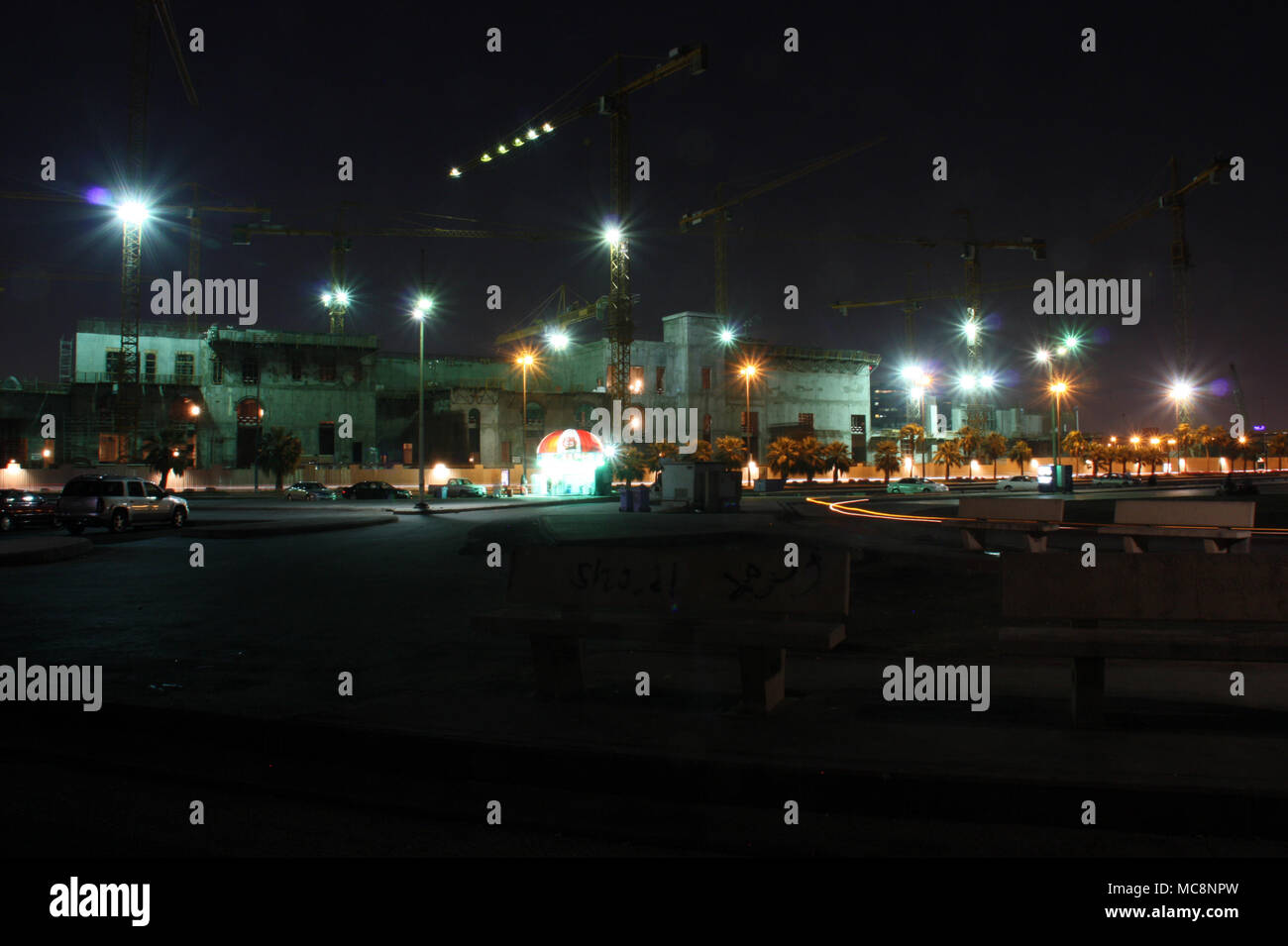 Grúas en un sitio de construcción en Jeddah. Foto de stock