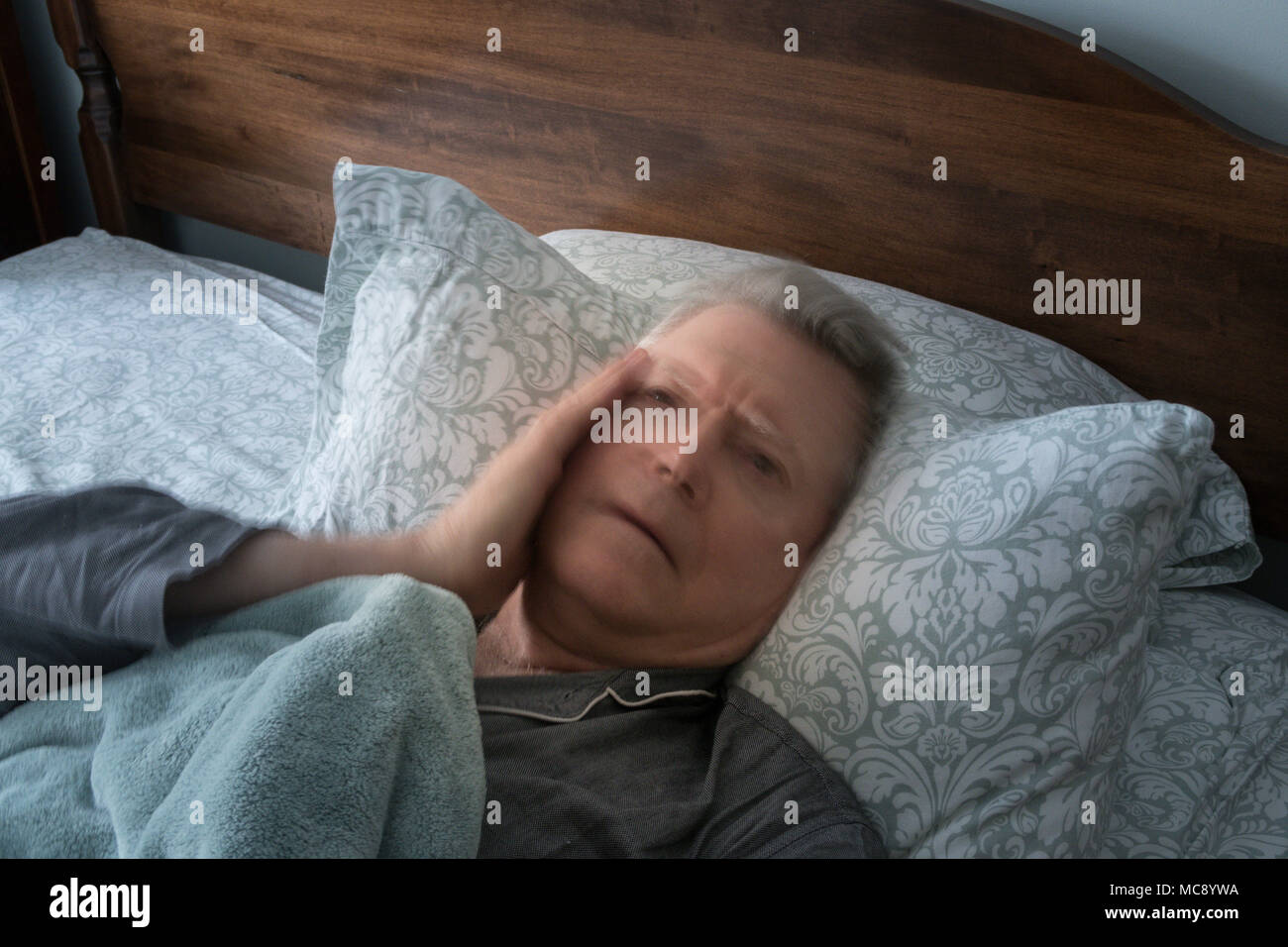 Altos hombre despierto preocupante en la cama, EE.UU. Foto de stock