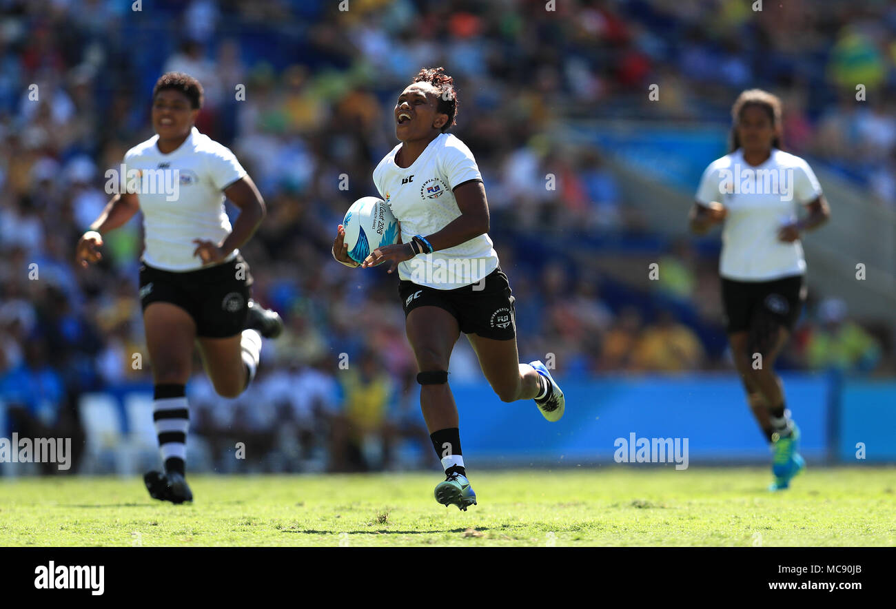 Fiji Ravisa Timaima (centro) las puntuaciones de un intento contra Kenya en el Women's Rugby Sevens colocando 5-6 coinciden en el Robina Stadium durante el día once de los 2018 Juegos de la Commonwealth en la Gold Coast, Australia Foto de stock