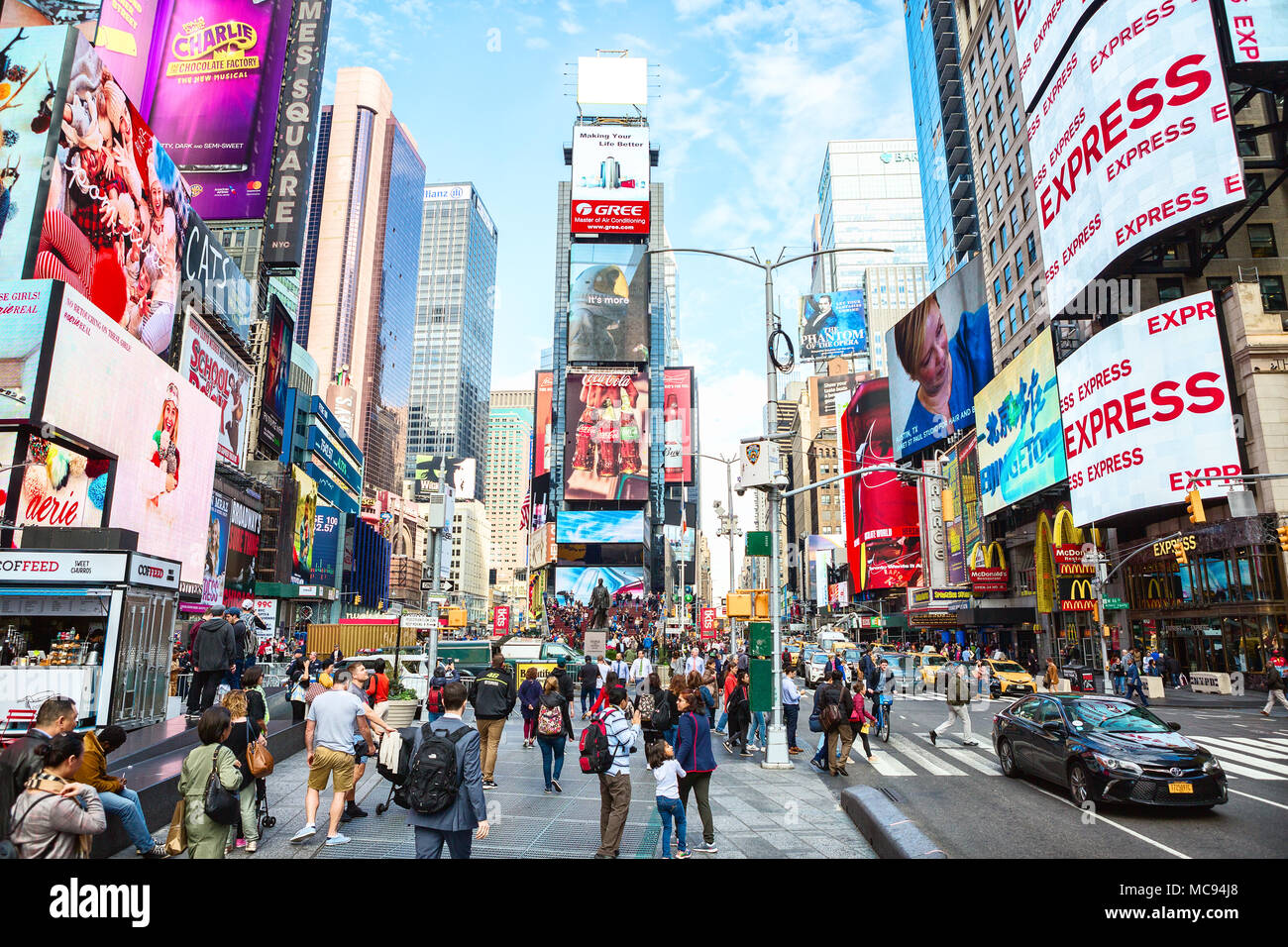 La Ciudad de Nueva York, Estados Unidos - 2 de noviembre de 2017: La vida de la ciudad en Times Square en el día. Foto de stock