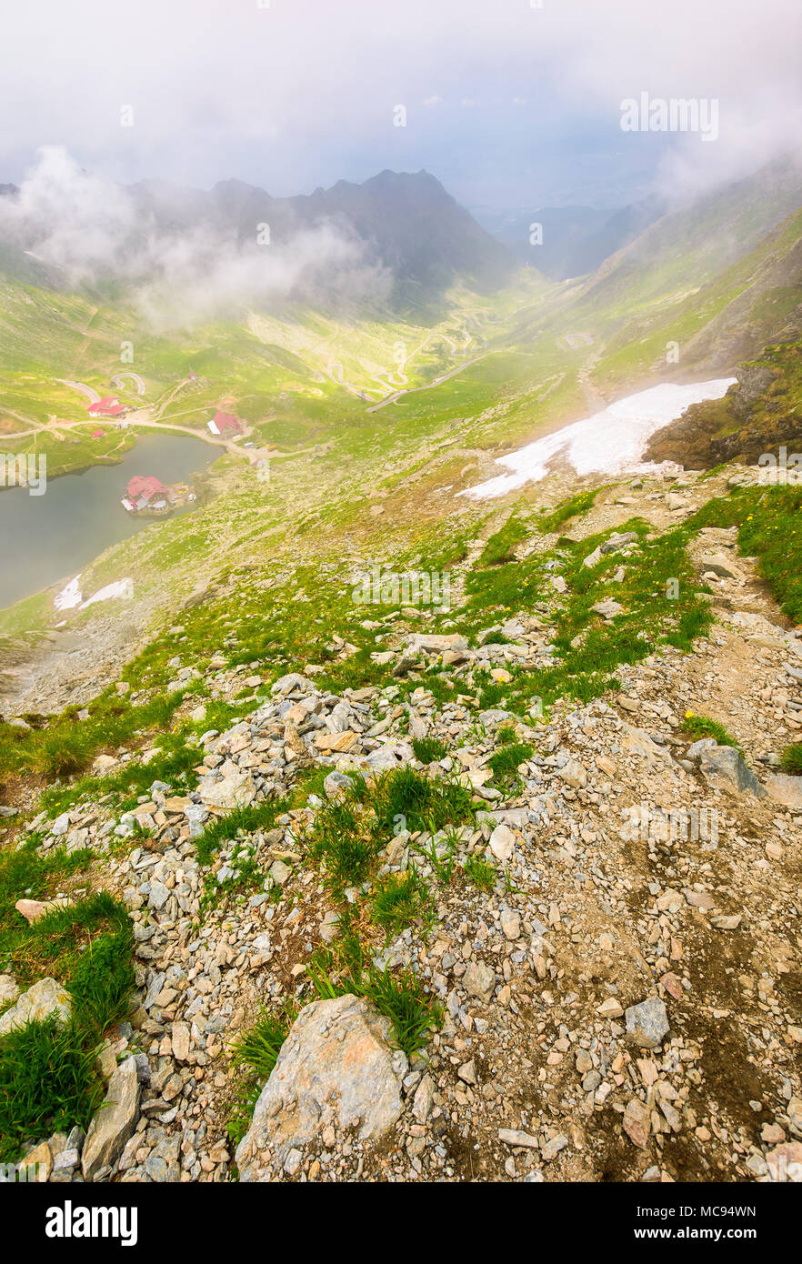 Lago Balea en la niebla la vista desde la parte superior. precioso paisaje de verano con nubes bajas alrededor Foto de stock