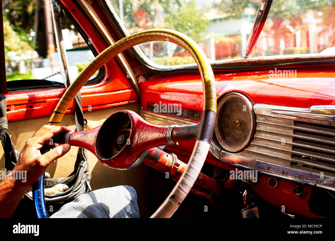 Ver vibrante interna de un viejo coche chevy en La Habana, Cuba Foto de stock